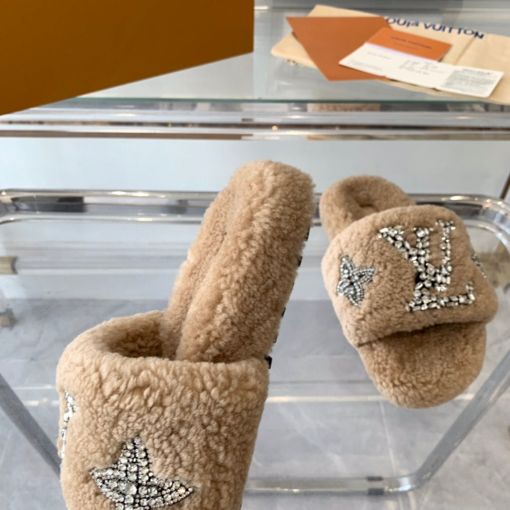 LOUIS VUITTON LV WOMEN'S PASEO FLAT SLIPPER IN TAN BROWN FLEECE