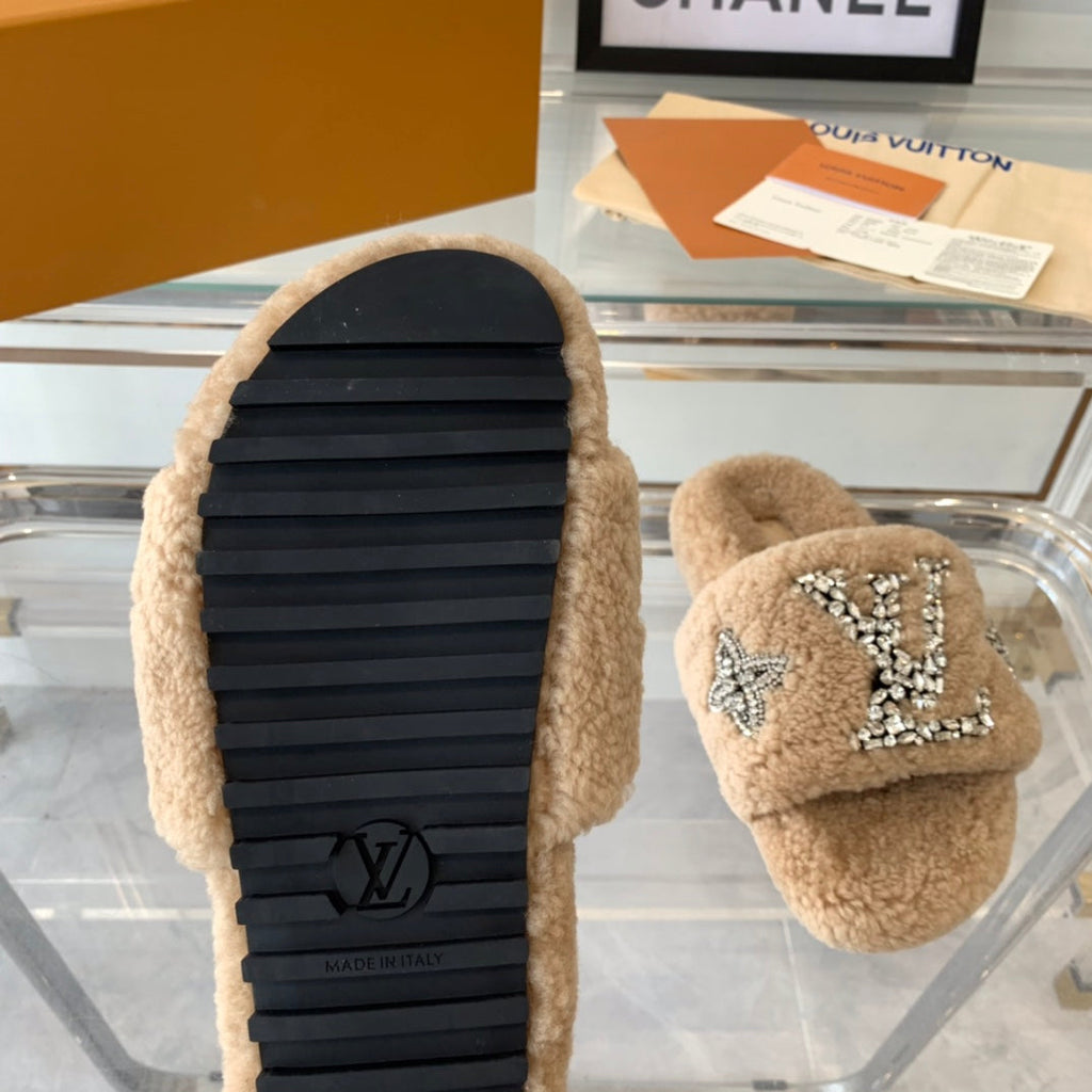 LOUIS VUITTON LV WOMEN'S PASEO FLAT SLIPPER IN TAN BROWN FLEECE