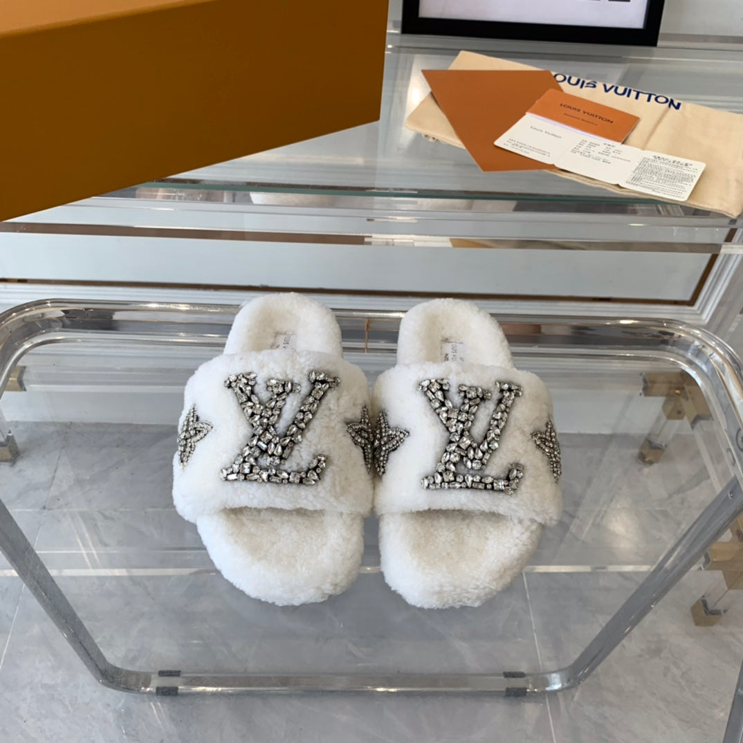 LOUIS VUITTON LV WOMEN'S PASEO FLAT SLIPPER IN WHITE FLEECE