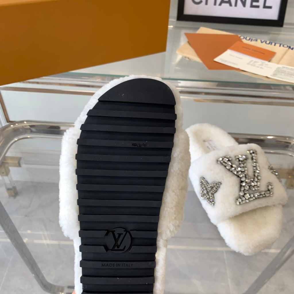 LOUIS VUITTON LV WOMEN'S PASEO FLAT SLIPPER IN WHITE FLEECE