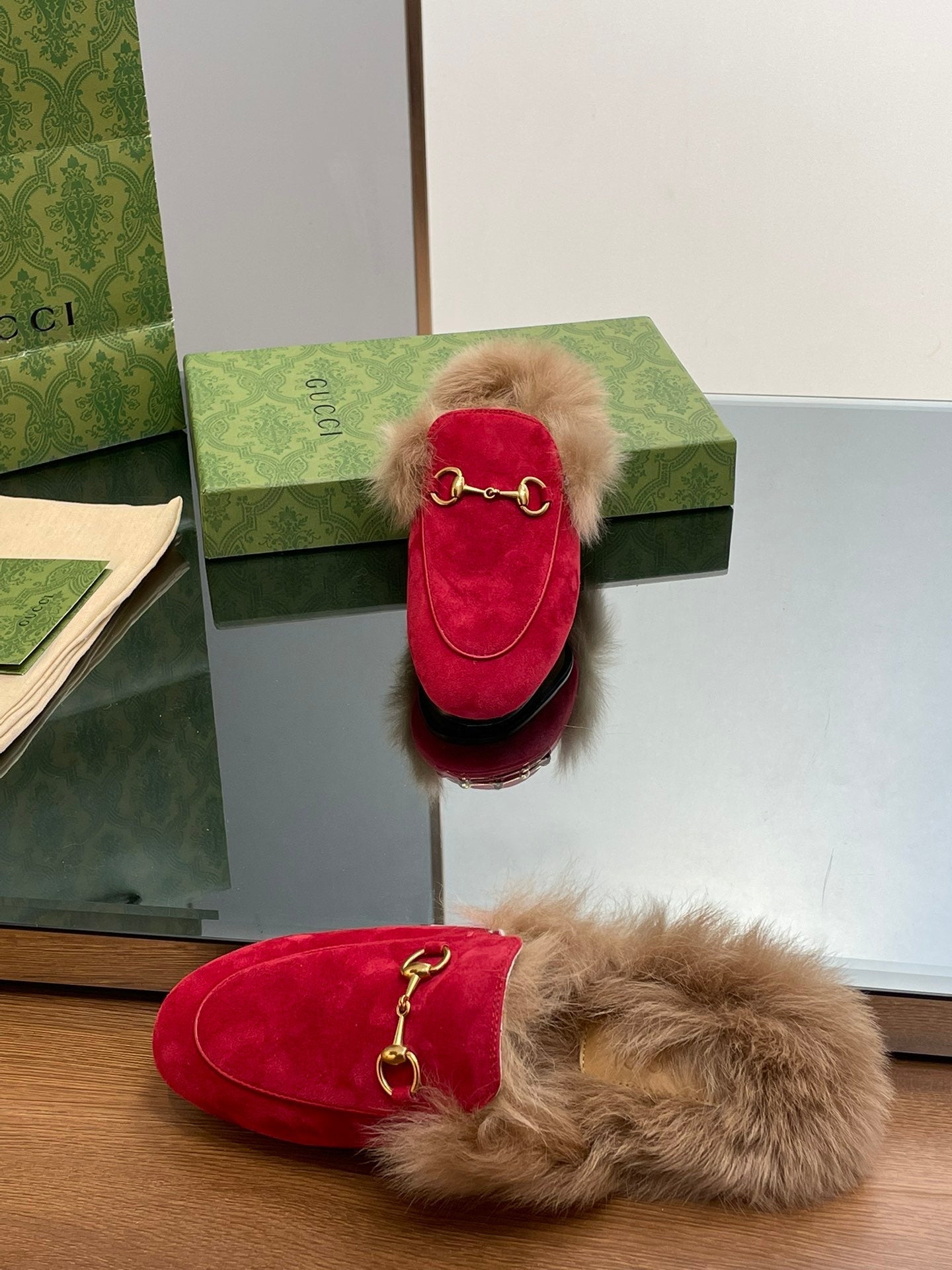 GUCCI HORSEBIT MULE IN CRIMSON RED SUEDE AND LAMB WOOL LINING