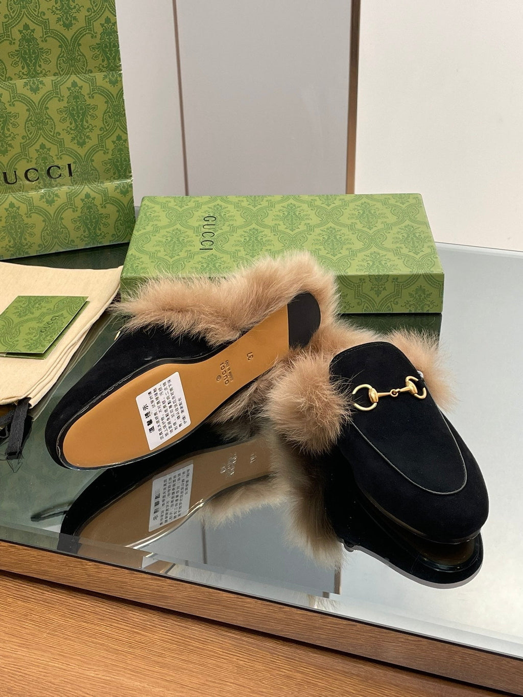 GUCCI HORSEBIT MULE IN BLACK SUEDE AND LAMB WOOL LINING