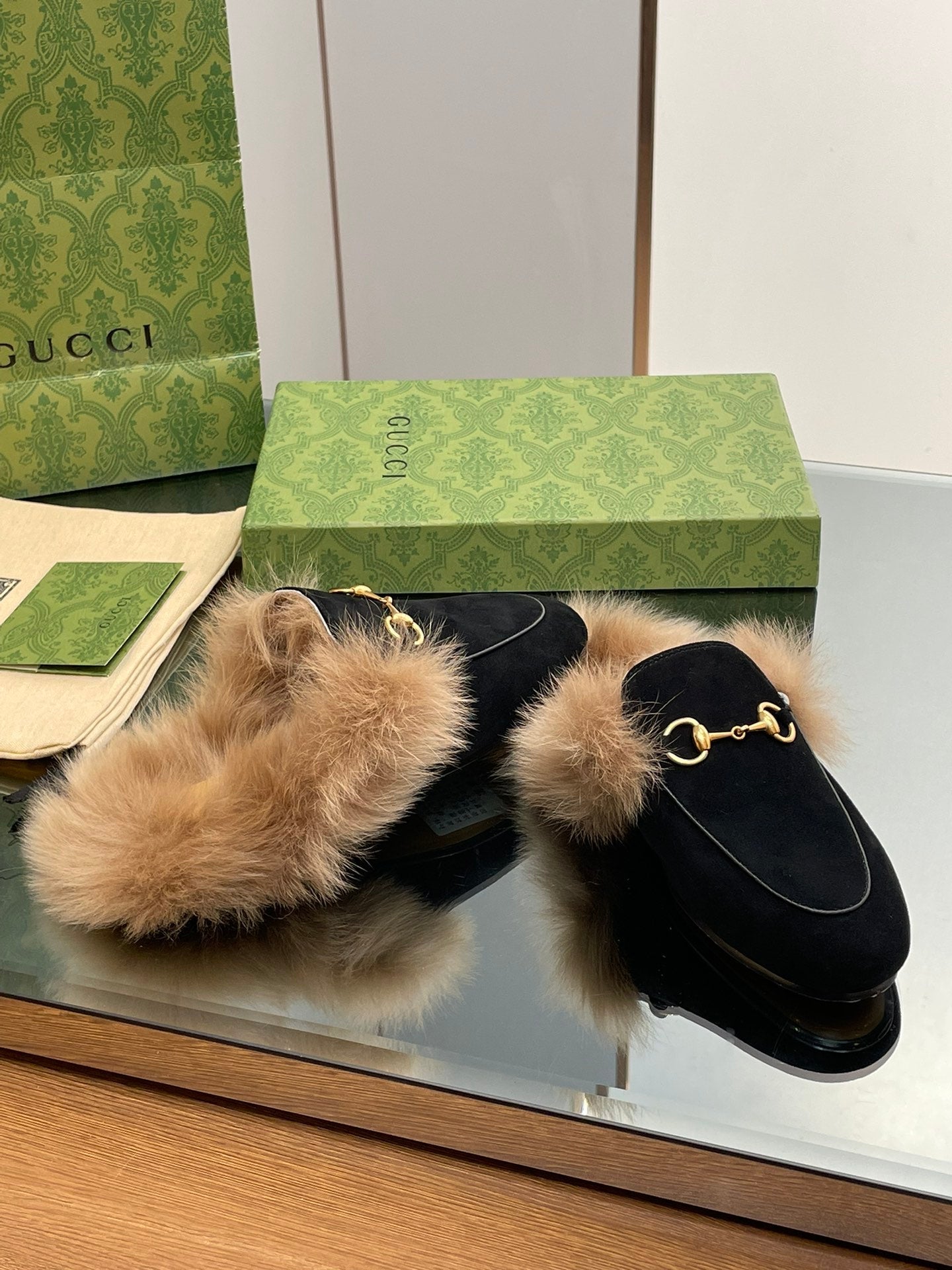 GUCCI HORSEBIT MULE IN BLACK SUEDE AND LAMB WOOL LINING