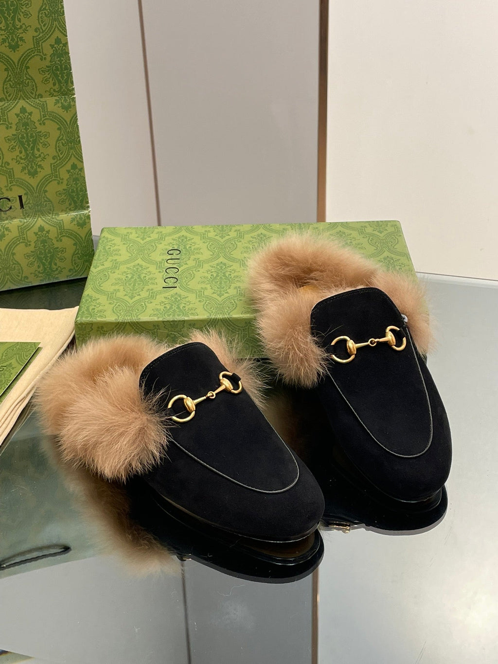 GUCCI HORSEBIT MULE IN BLACK SUEDE AND LAMB WOOL LINING