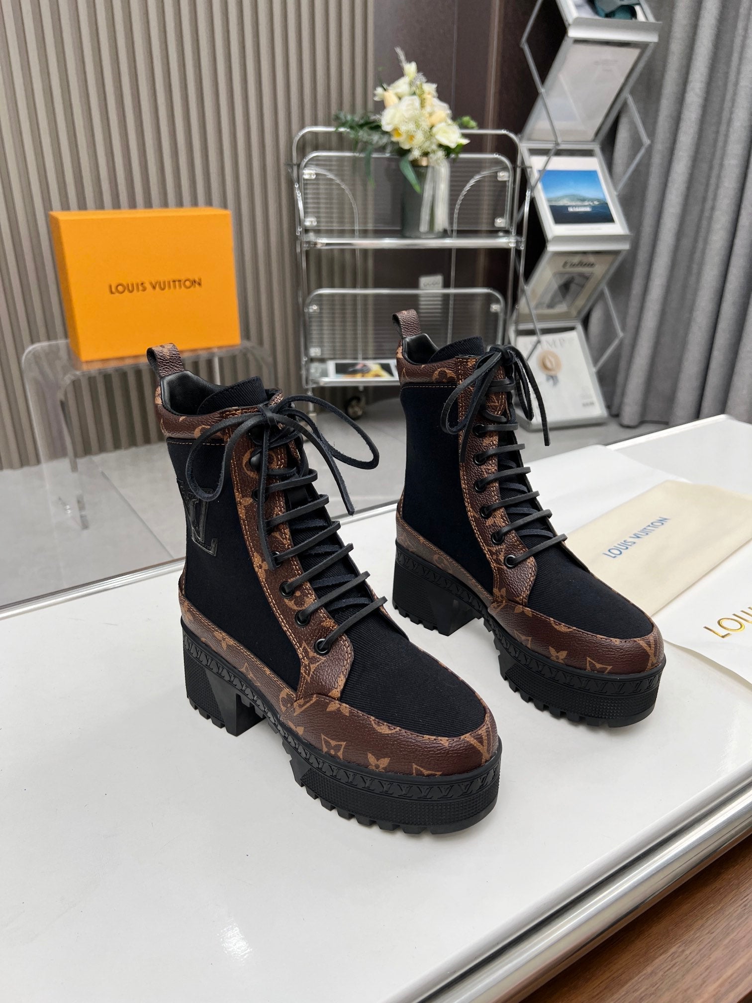 LOUIS VUITTON LAUREATE PLATFORM DESERT BOOT IN BLACK JACQUARD AND CHOCOLATE BROWN CALFSKIN