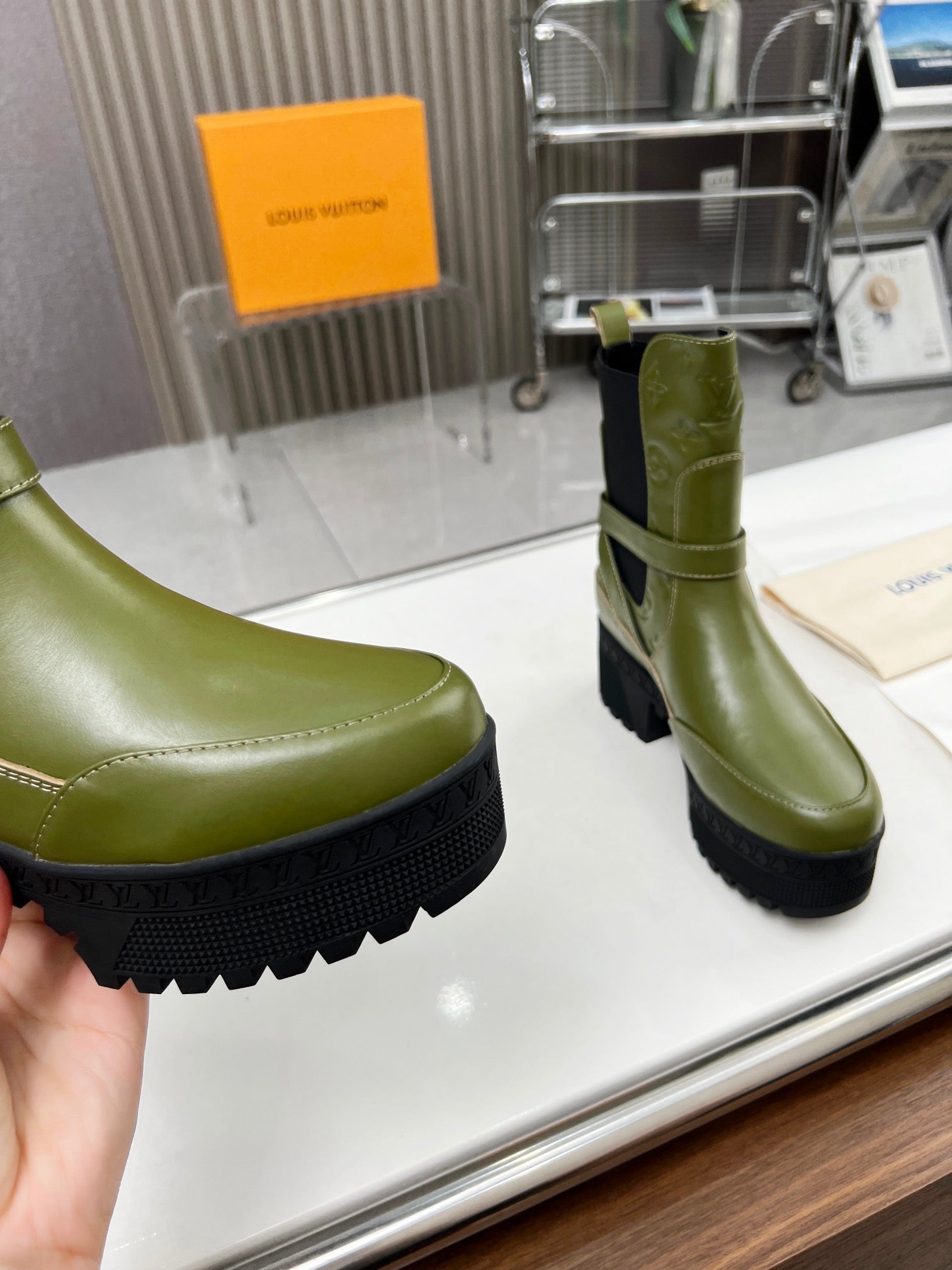 LOUIS VUITTON LAUREATE PLATFORM DESERT BOOT IN DARK OLIVE GREEN CALFSKIN