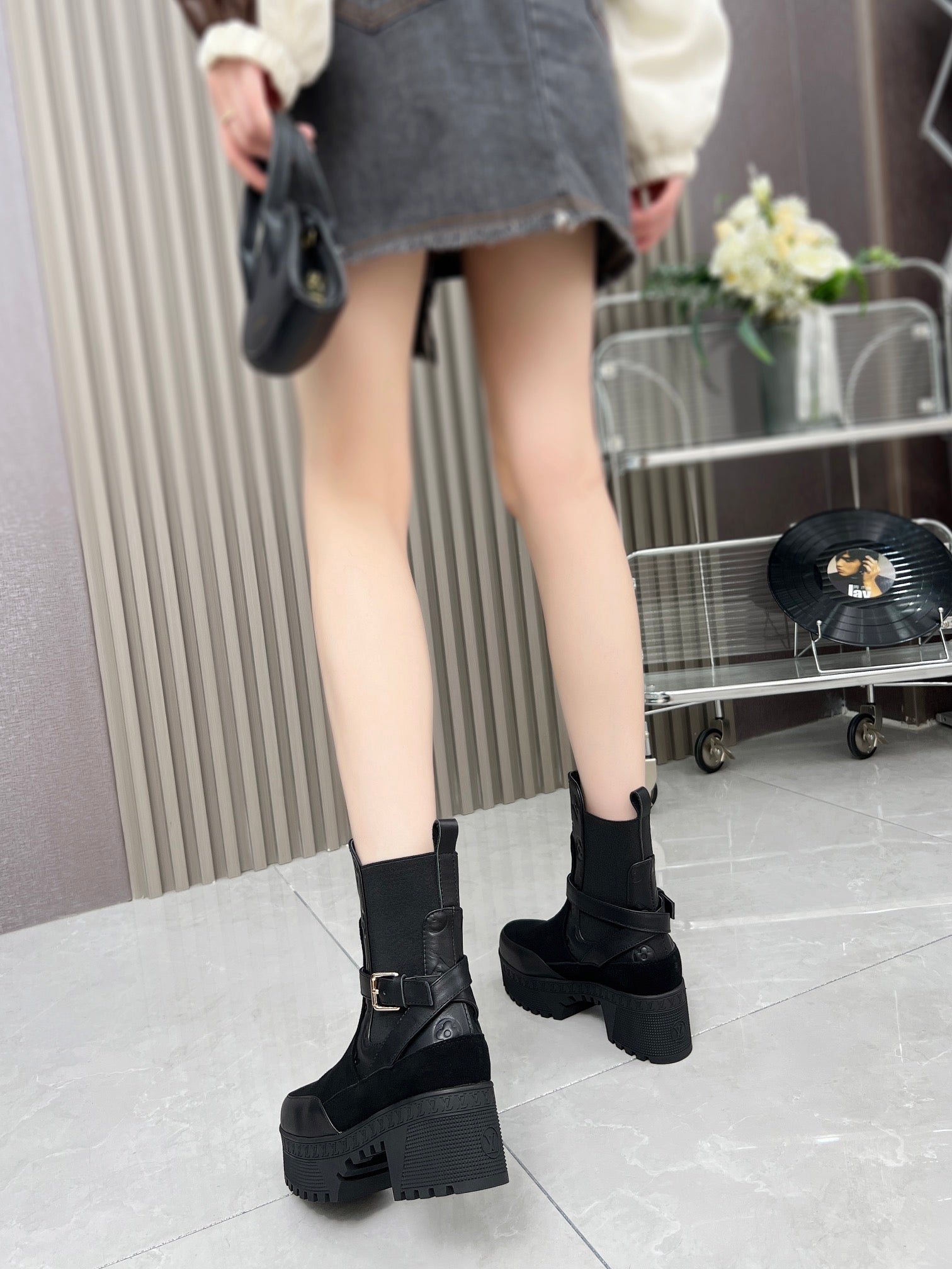 LOUIS VUITTON LAUREATE PLATFORM DESERT BOOT IN BLACK SUEDE AND CALFSKIN