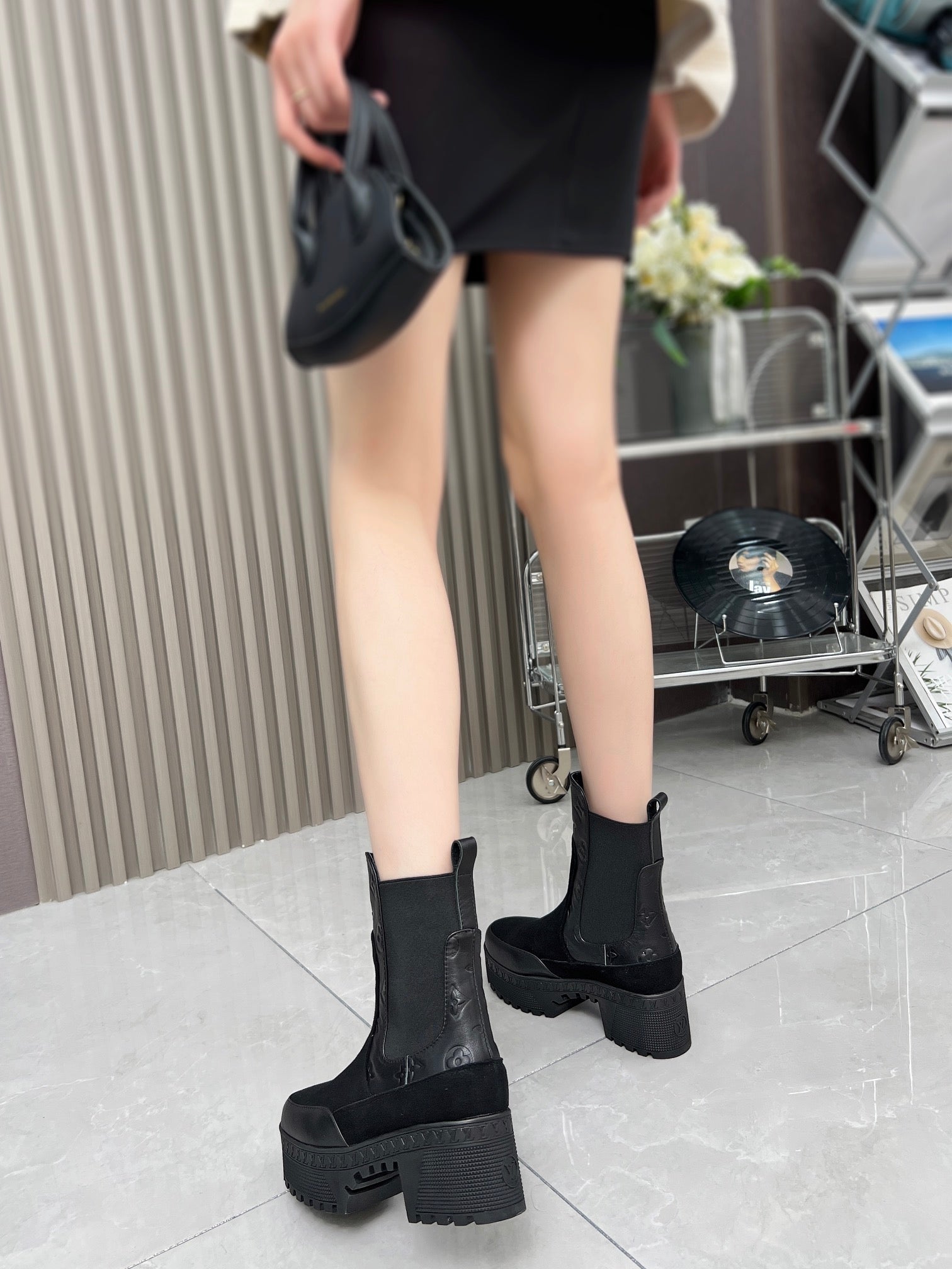 LOUIS VUITTON LV WOMEN SHORT BOOT IN BLACK CALFSKIN AND SUEDE