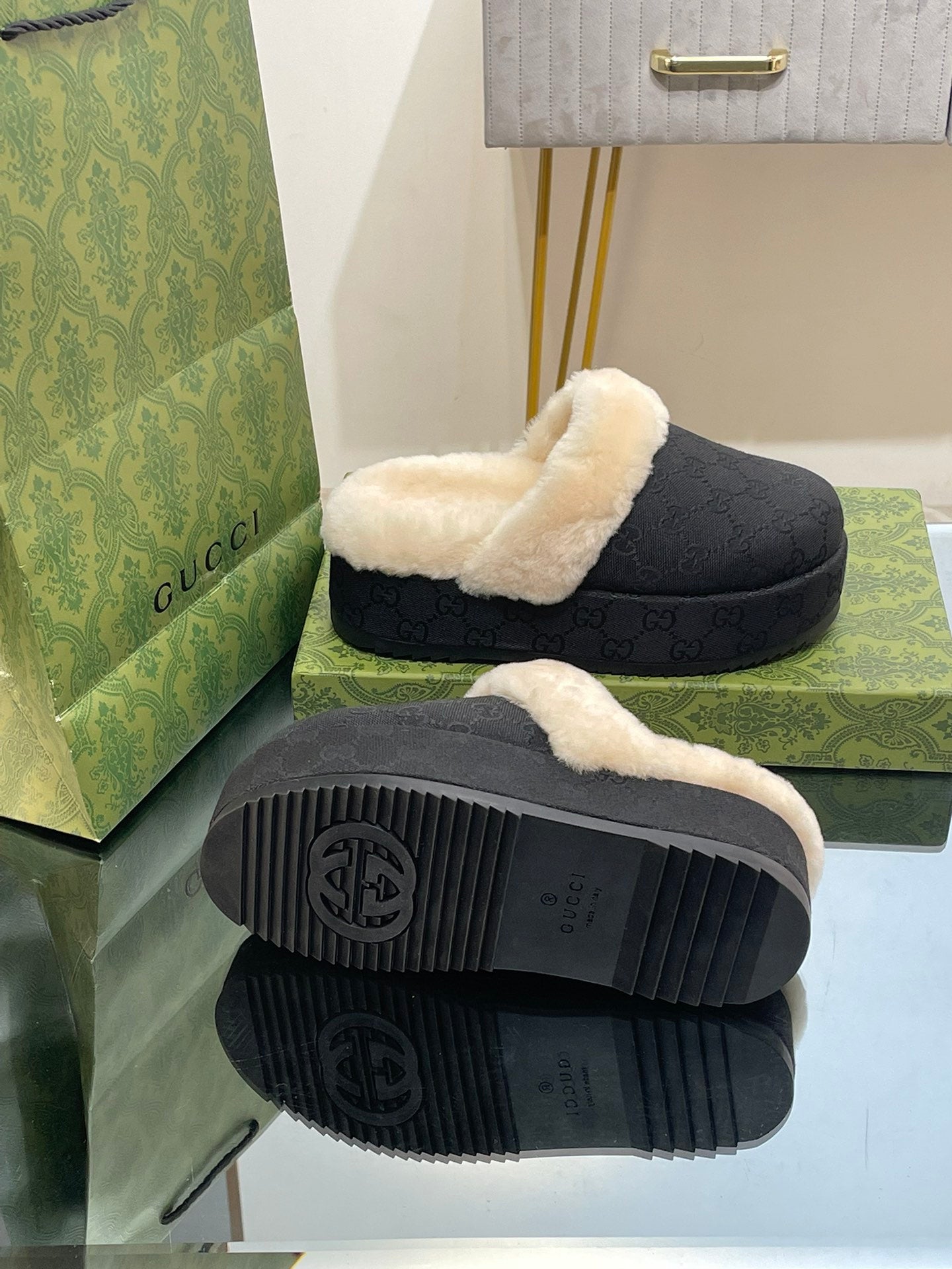 GUCCI MOLLY MULE IN BLACK MONOGRAM JACQUARD FABRIC AND SHEARLING LINING