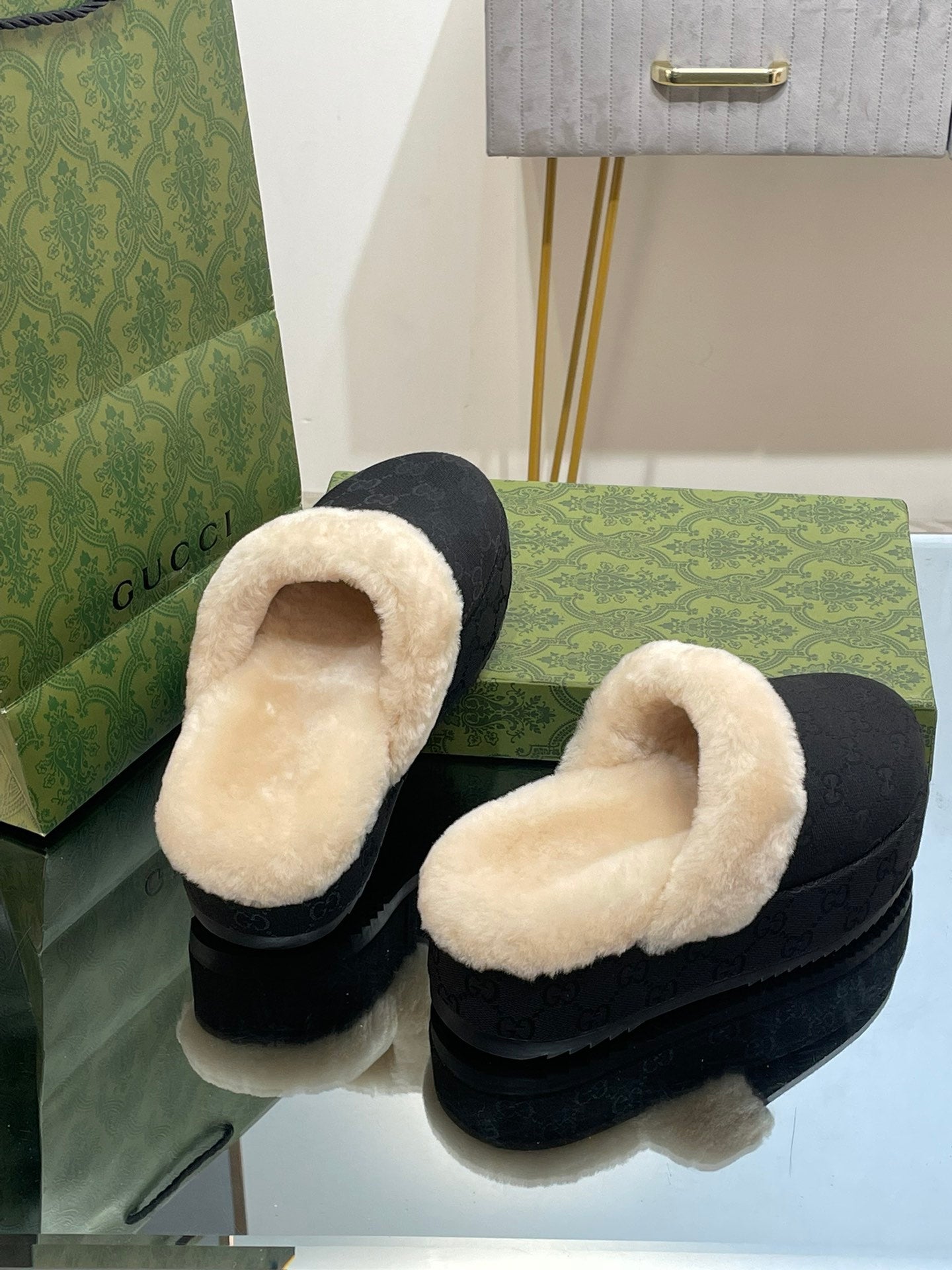 GUCCI MOLLY MULE IN BLACK MONOGRAM JACQUARD FABRIC AND SHEARLING LINING