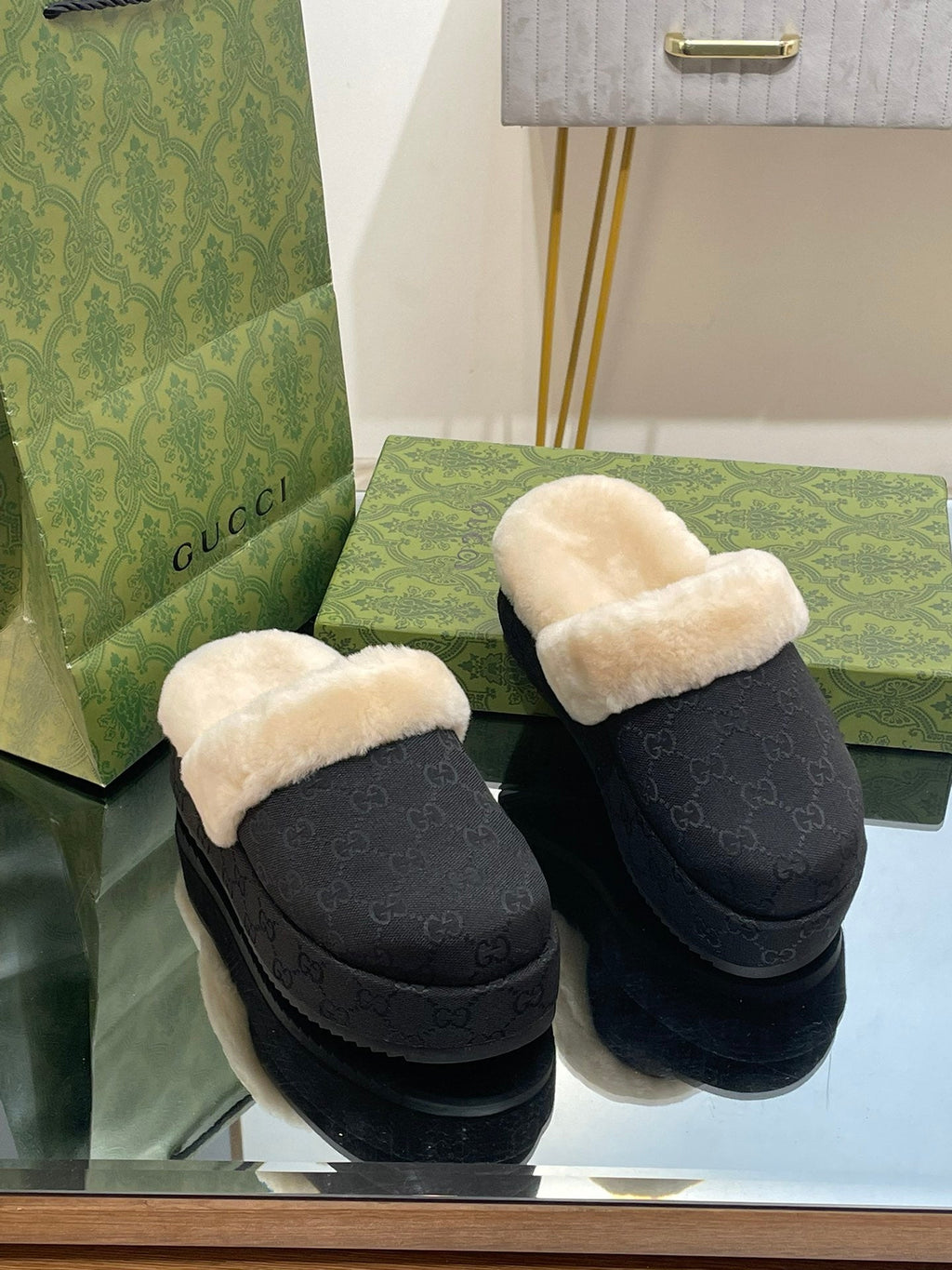 GUCCI MOLLY MULE IN BLACK MONOGRAM JACQUARD FABRIC AND SHEARLING LINING