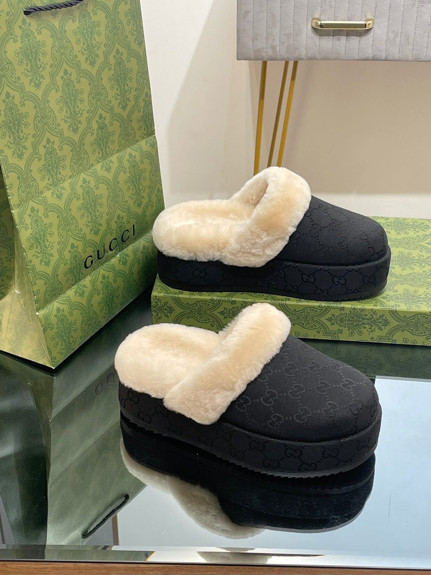 GUCCI MOLLY MULE IN BLACK MONOGRAM JACQUARD FABRIC AND SHEARLING LINING