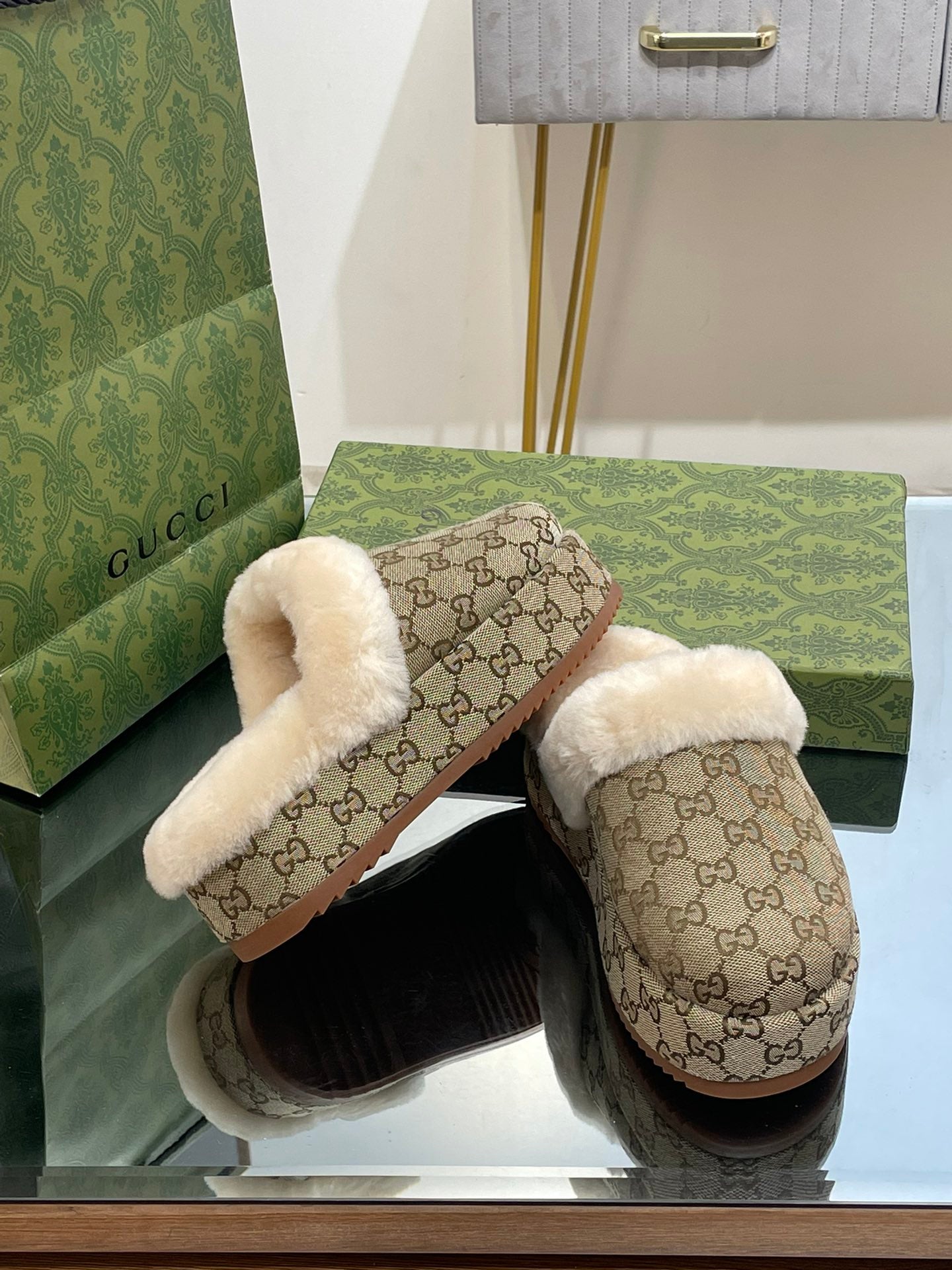 GUCCI MOLLY MULE IN PEANUT BROWN MONOGRAM JACQUARD FABRIC AND SHEARLING LINING