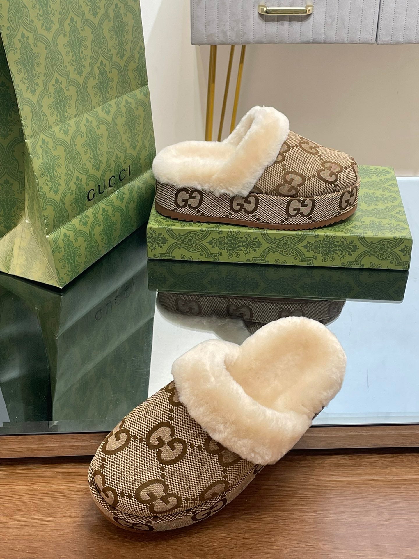GUCCI MOLLY MULE IN CAMEL BROWN MONOGRAM JACQUARD FABRIC AND SHEARLING LINING