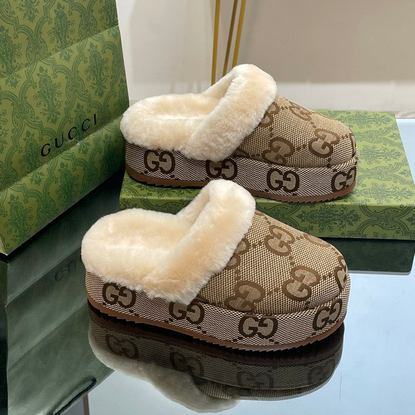 GUCCI MOLLY MULE IN CAMEL BROWN MONOGRAM JACQUARD FABRIC AND SHEARLING LINING