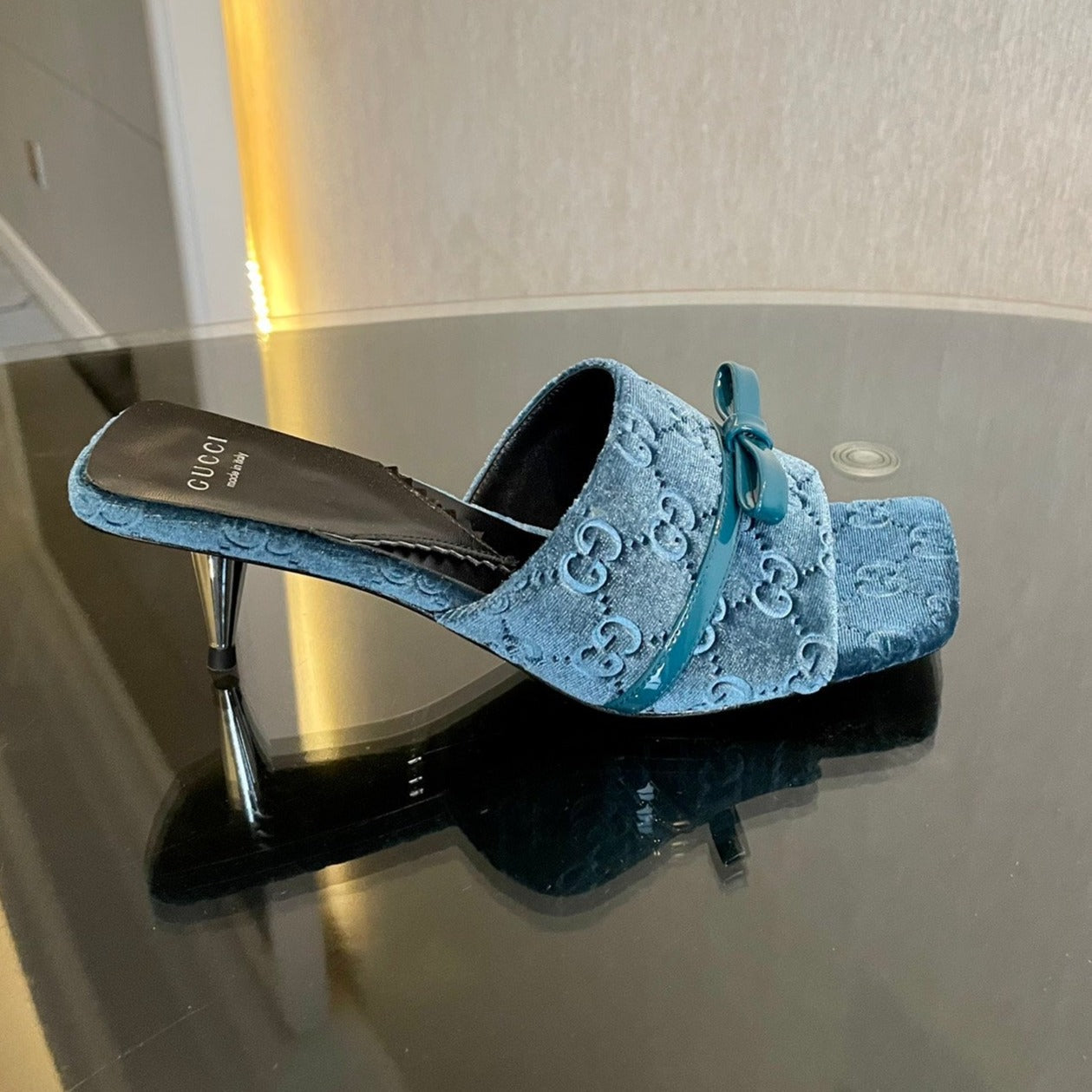 GUCCI VELVET HIGH HEEL SANDALS WITH BEAUTIFUL LOGO DETAILS BLUE SKY