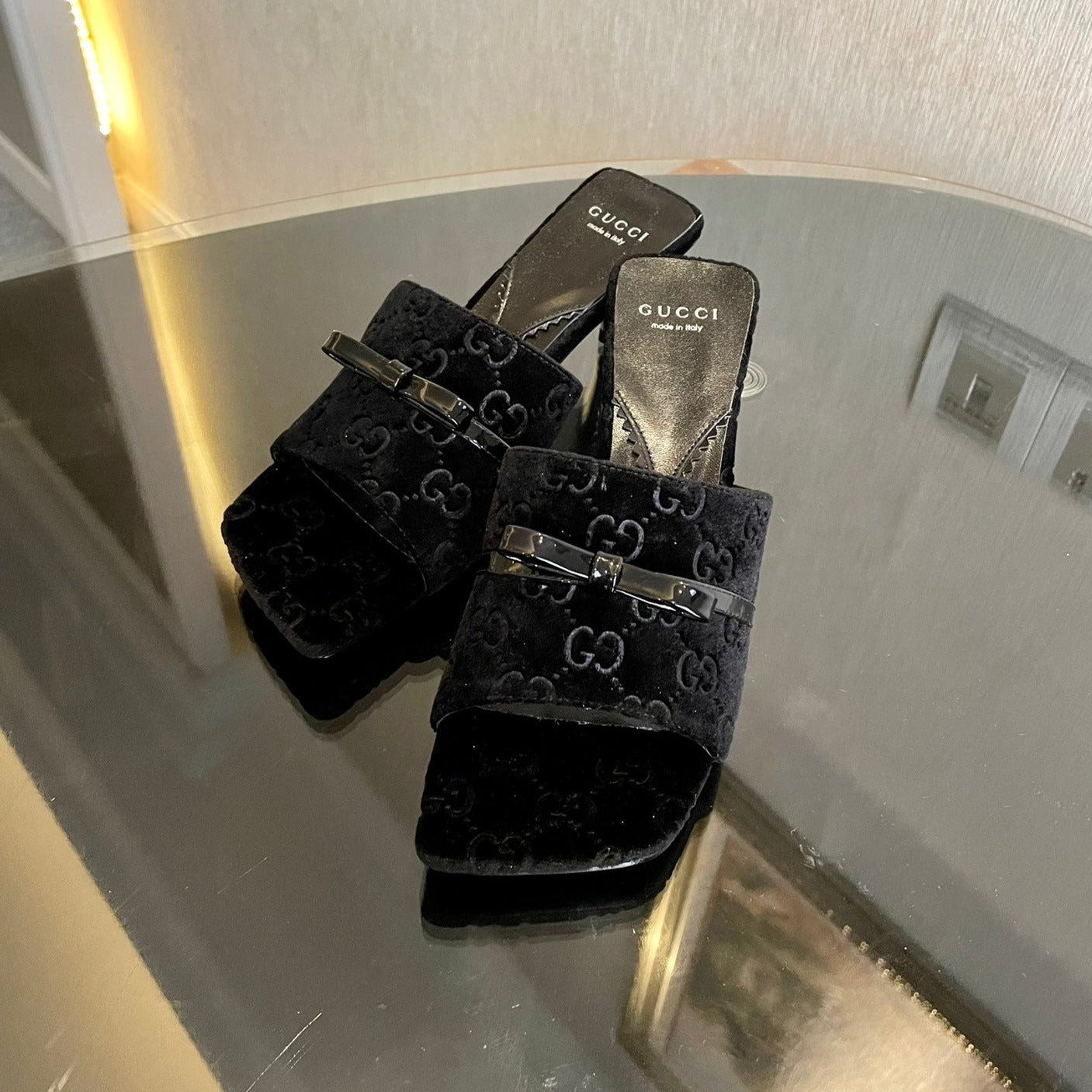 GUCCI VELVET HIGH HEEL SANDALS WITH BEAUTIFUL LOGO DETAILS BLACK