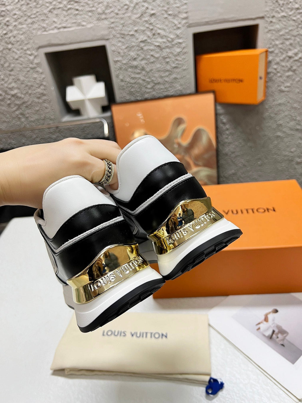 LOUIS VUITTON LV WOMEN SNEAKER IN BLACK CALFSKIN