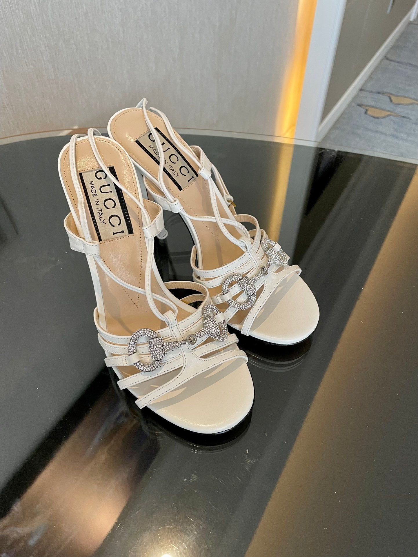 GUCCI CRYSTAL HORSEBIT SANDAL CREAMY WHITE LAMBSKIN