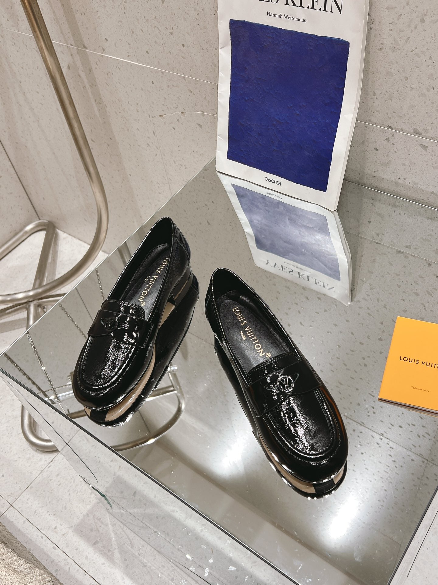 LOUIS VUITTON SOHO FLAT LOAFER IN BLACK GLOSSY CALFSKIN
