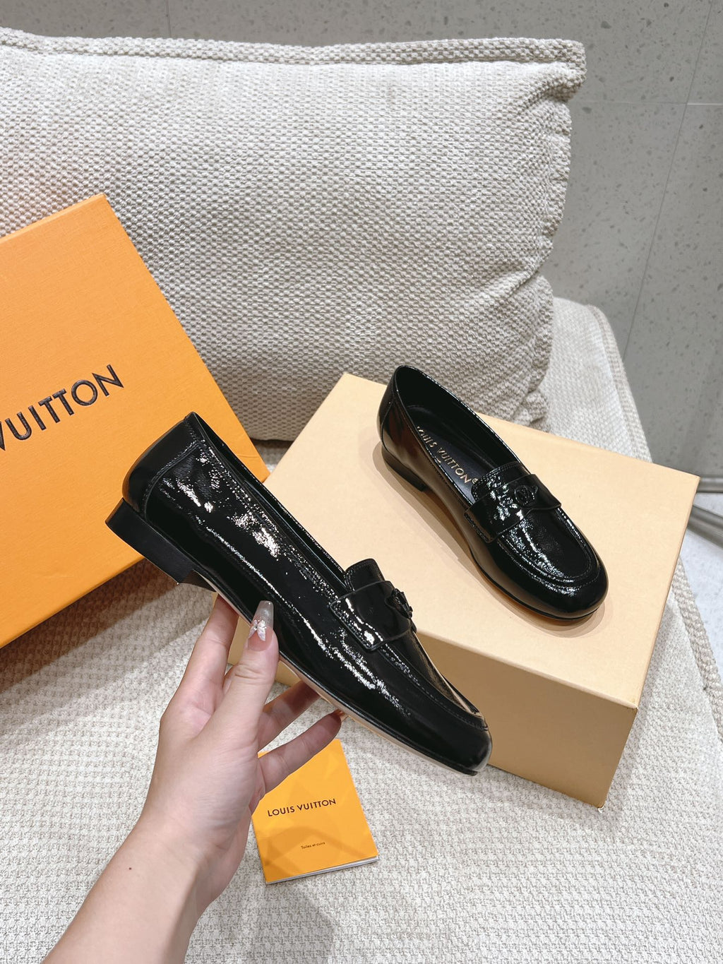 LOUIS VUITTON SOHO FLAT LOAFER IN BLACK GLOSSY CALFSKIN