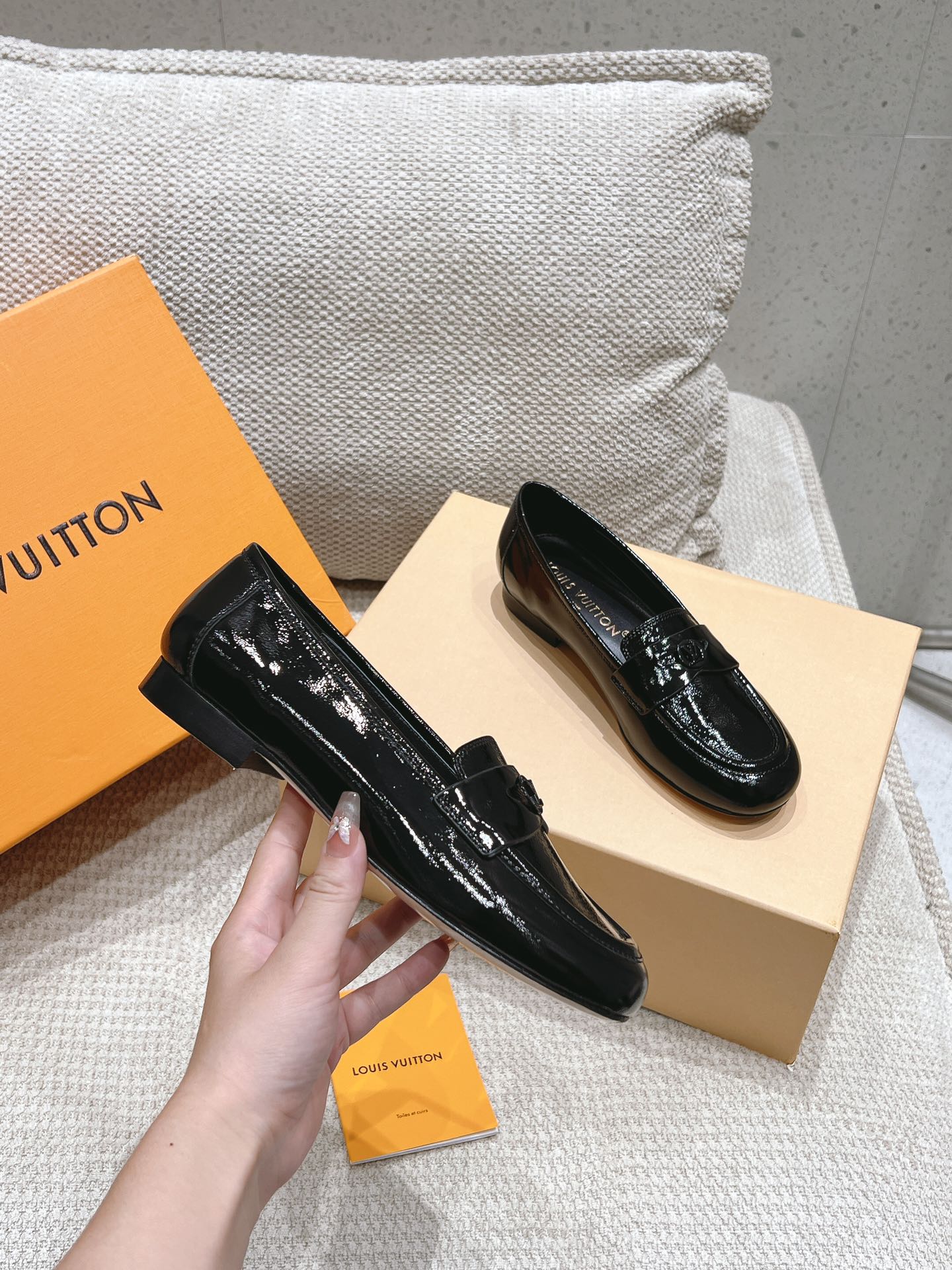 LOUIS VUITTON SOHO FLAT LOAFER IN BLACK GLOSSY CALFSKIN