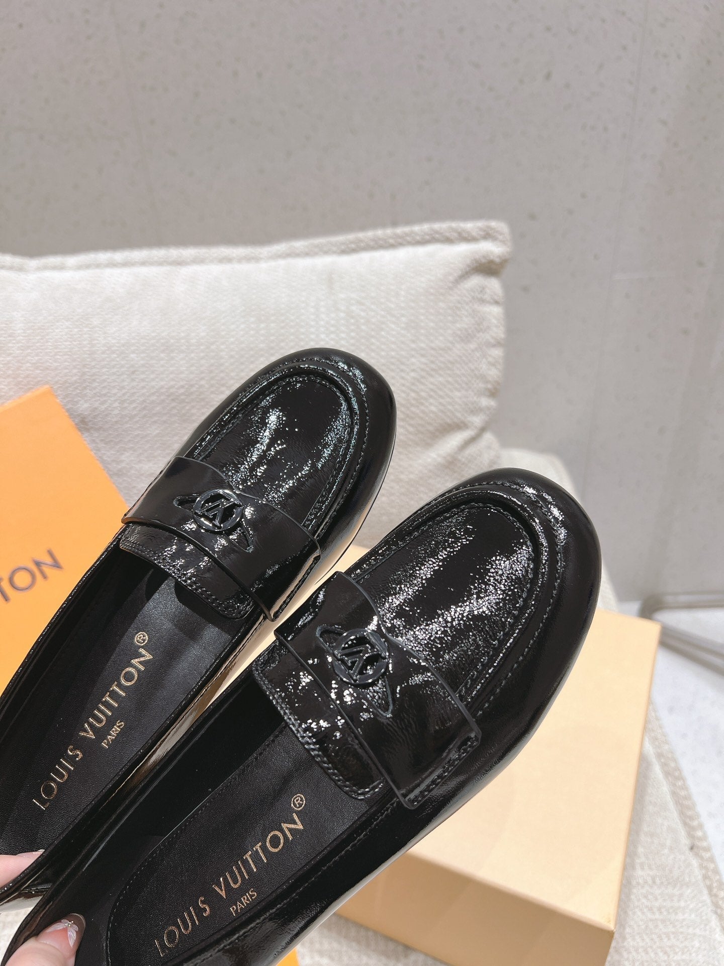 LOUIS VUITTON SOHO FLAT LOAFER IN BLACK GLOSSY CALFSKIN