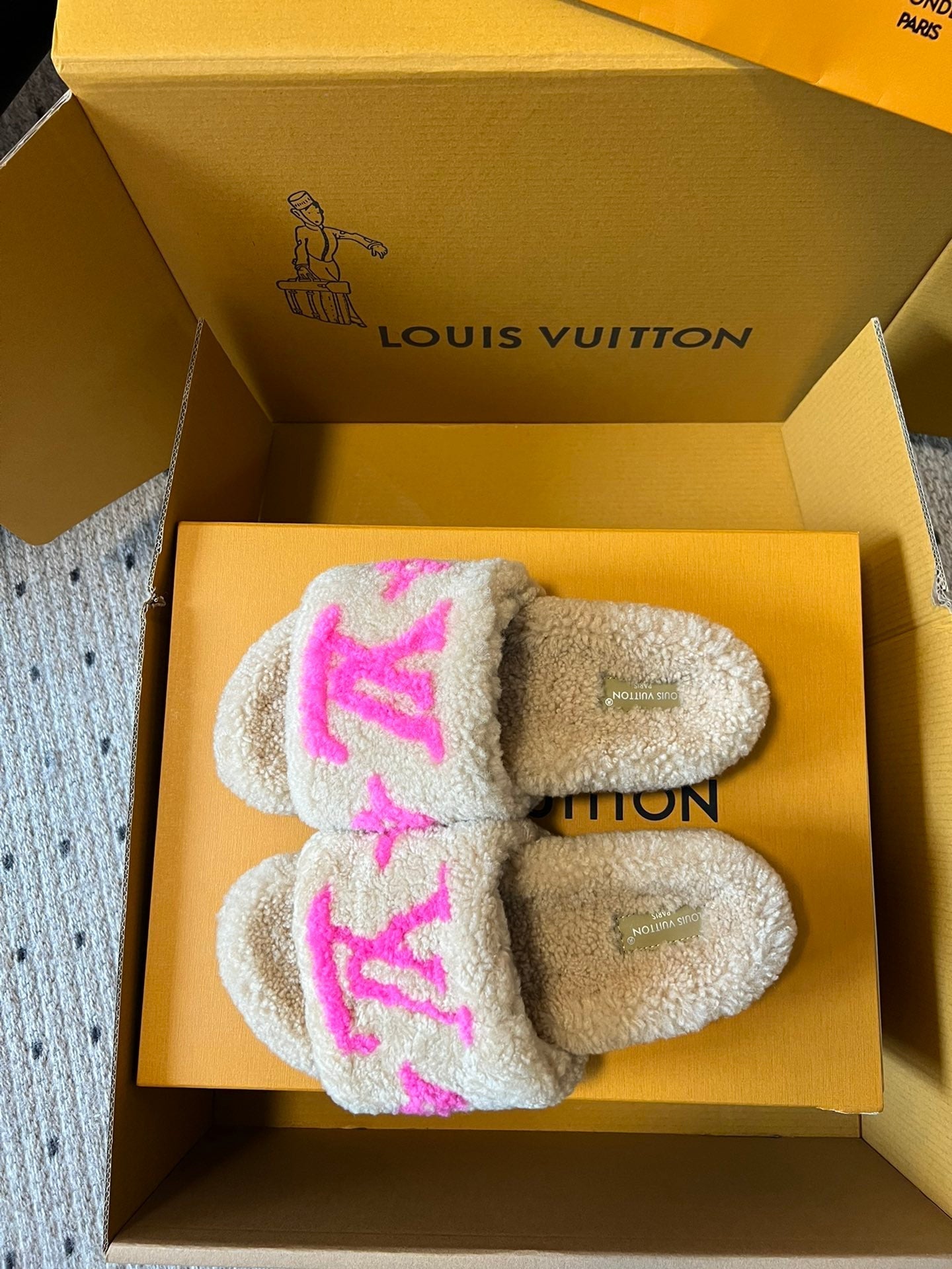 LOUIS VUITTON SLIPPER IN CAMEL BEIGE FLEECE WITH BRIGHT PINK LOGO