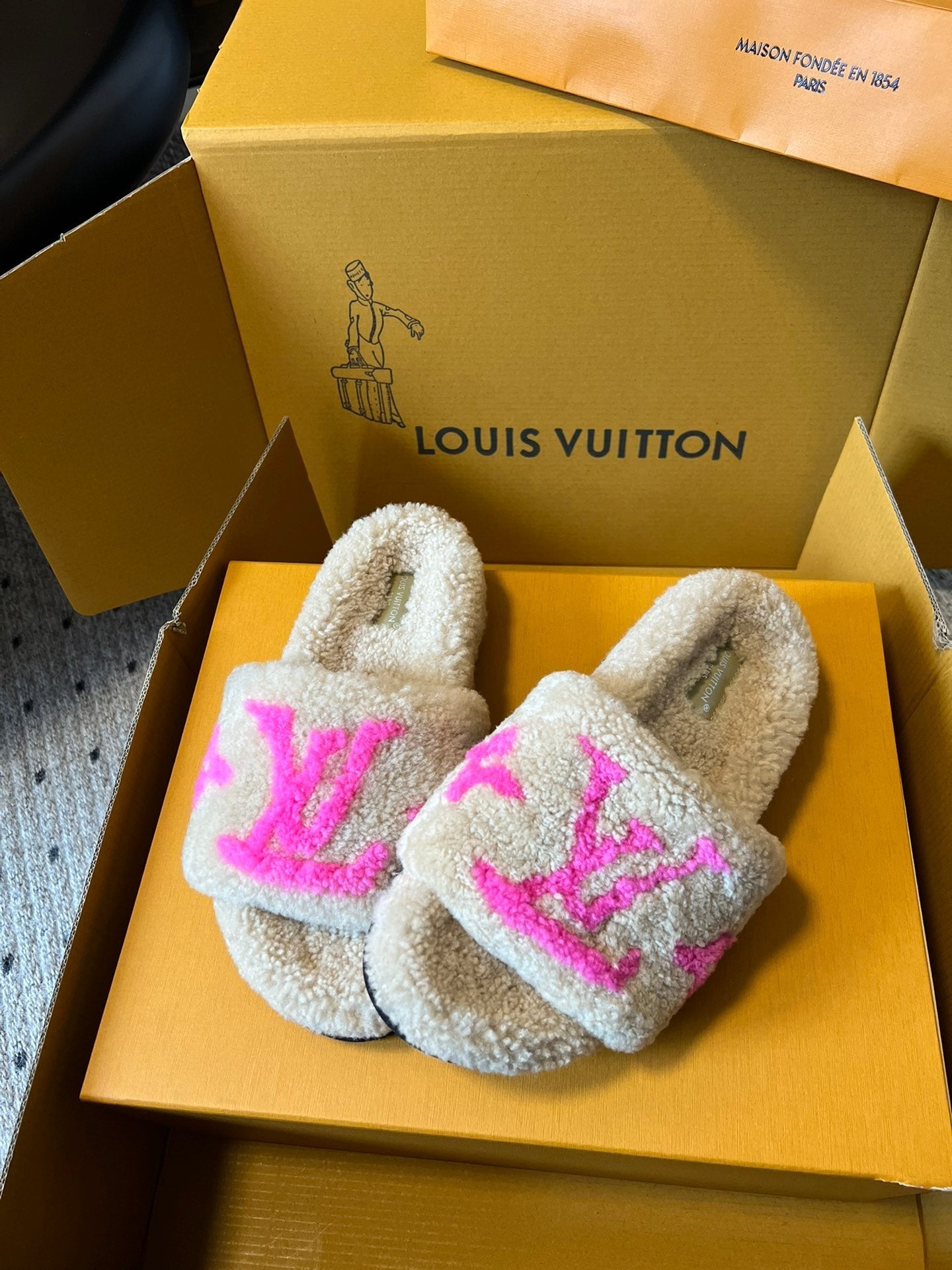 LOUIS VUITTON SLIPPER IN CAMEL BEIGE FLEECE WITH BRIGHT PINK LOGO