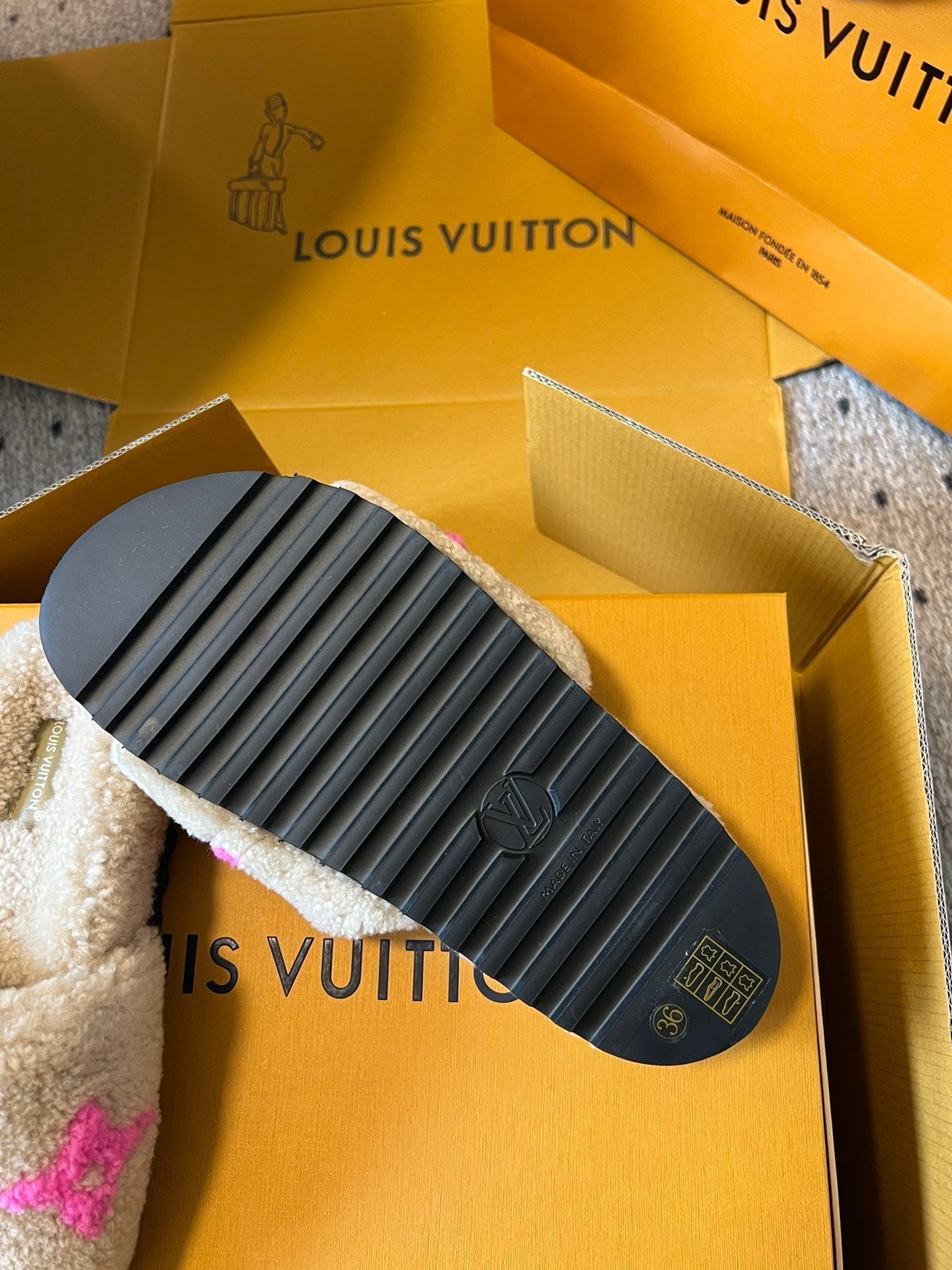 LOUIS VUITTON SLIPPER IN CAMEL BEIGE FLEECE WITH BRIGHT PINK LOGO