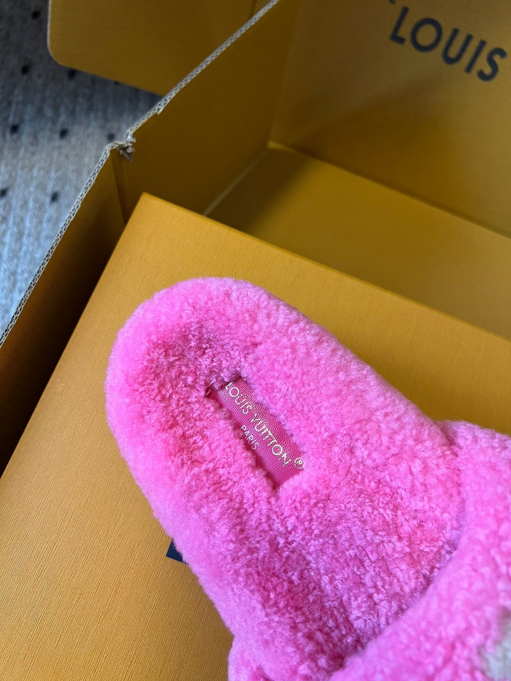 LOUIS VUITTON SLIPPER IN BRIGHT PINK FLEECE WITH CAMEL BEIGE LOGO