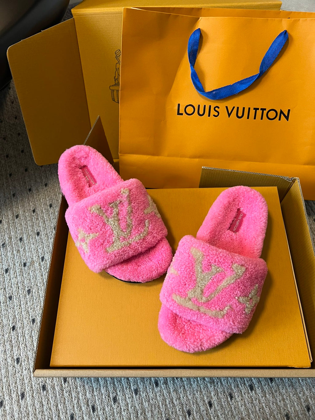 LOUIS VUITTON SLIPPER IN BRIGHT PINK FLEECE WITH CAMEL BEIGE LOGO