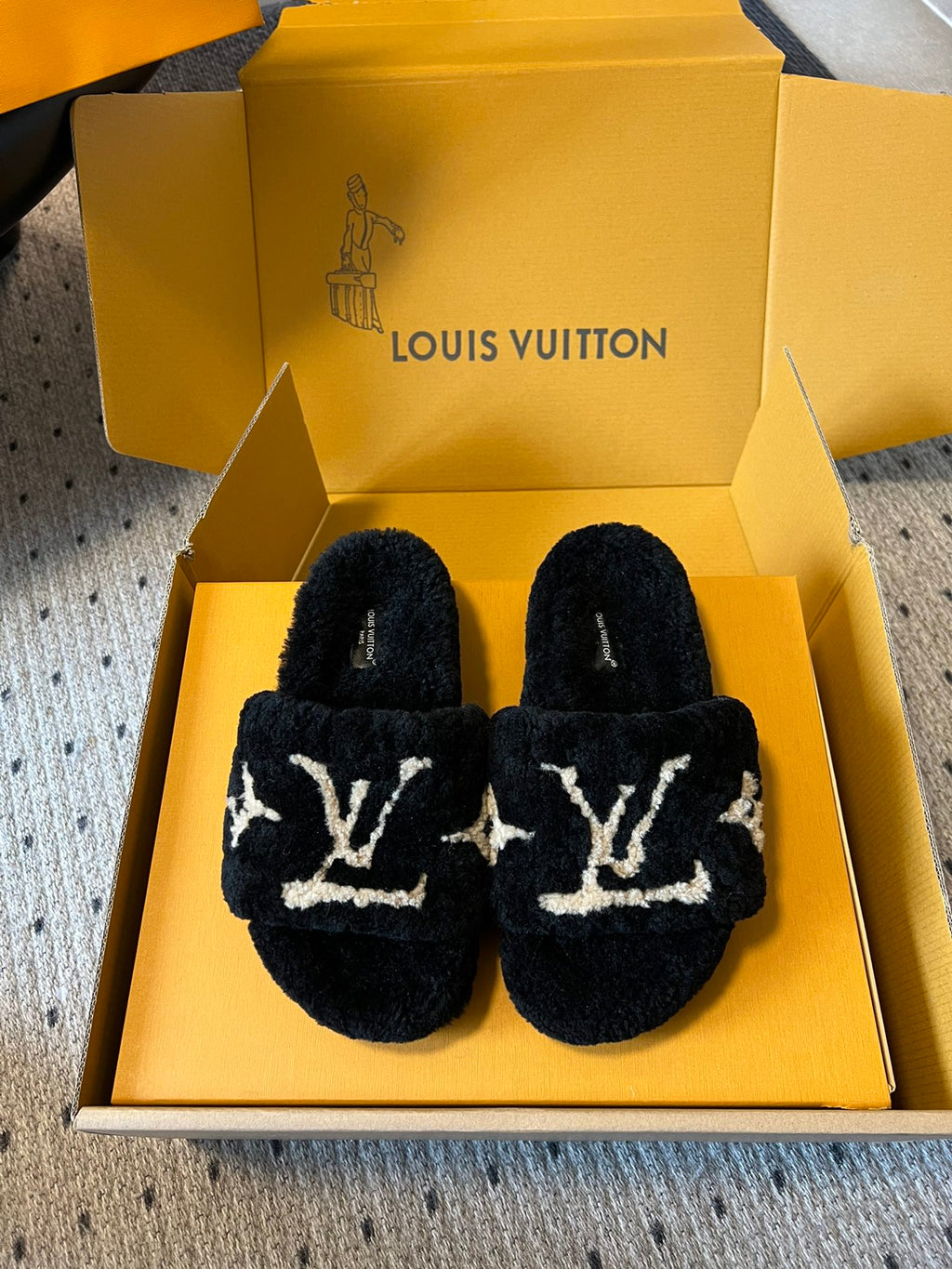 LOUIS VUITTON SLIPPER IN BLACK FLEECE WITH BEIGE LOGO