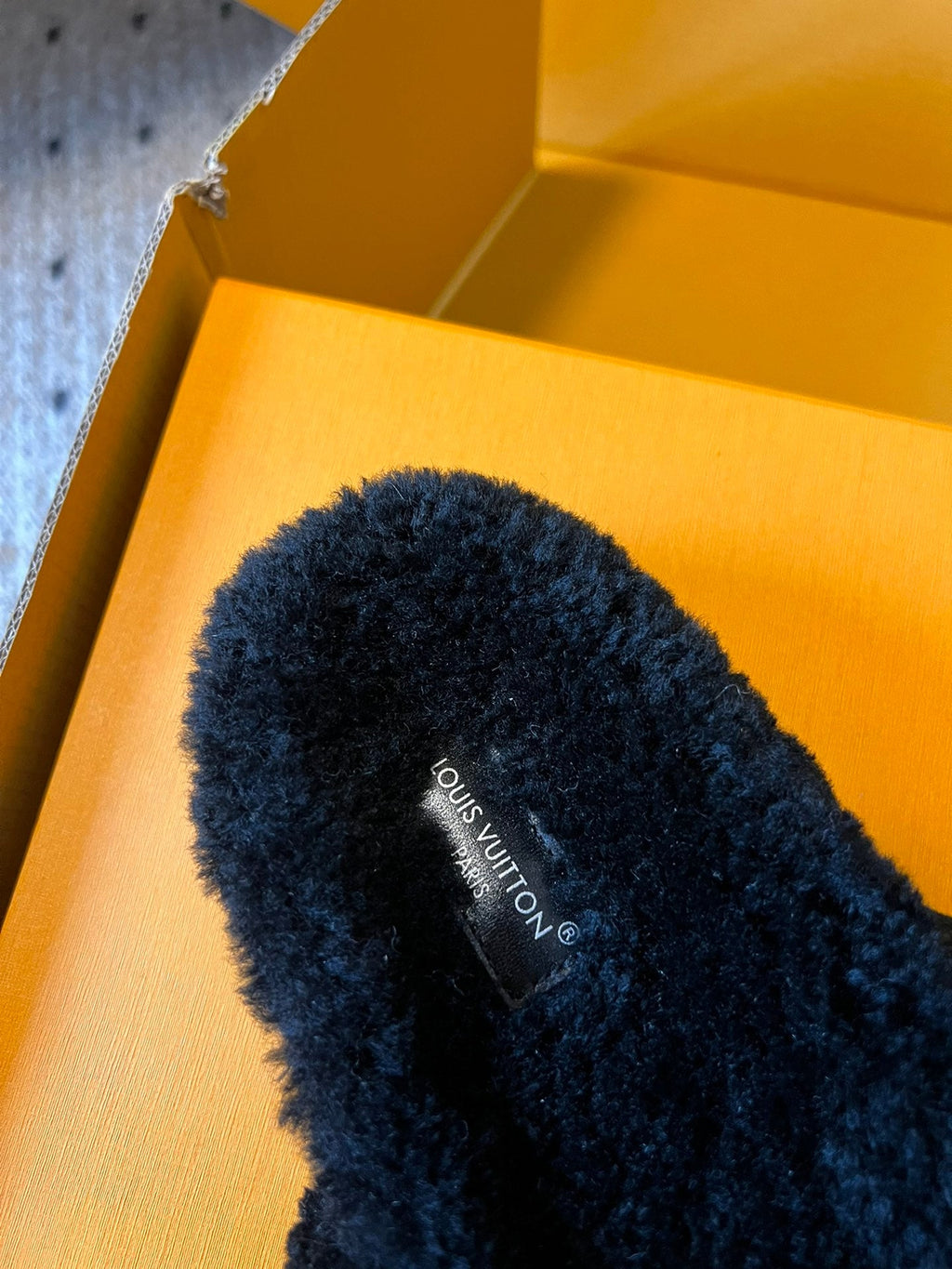 LOUIS VUITTON SLIPPER IN BLACK FLEECE WITH BEIGE LOGO