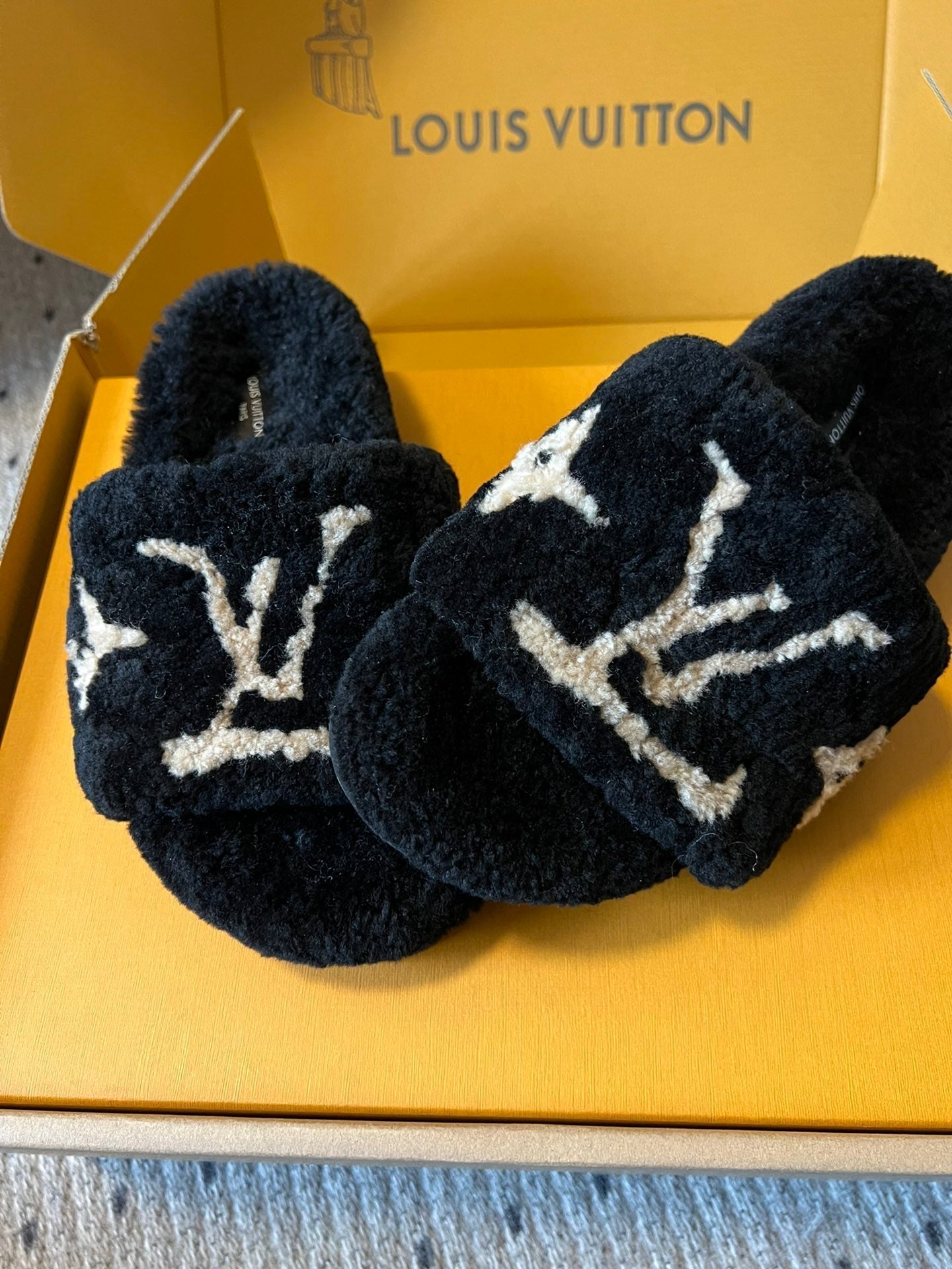 LOUIS VUITTON SLIPPER IN BLACK FLEECE WITH BEIGE LOGO