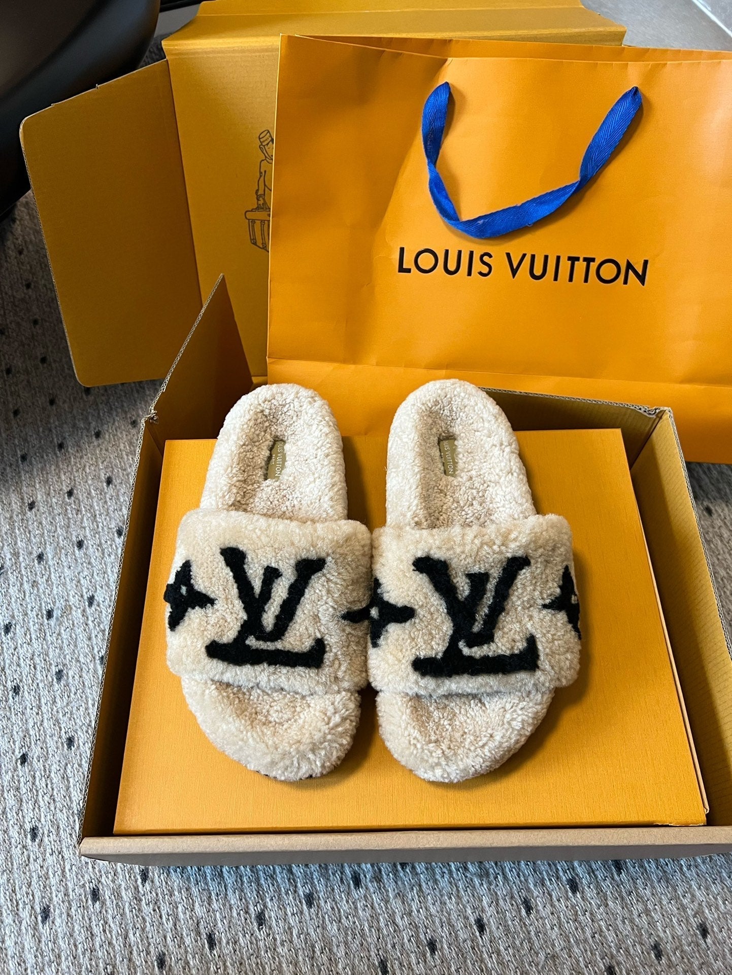 LOUIS VUITTON SLIPPER IN CAMEL BEIGE MIX BLACK FLEECE