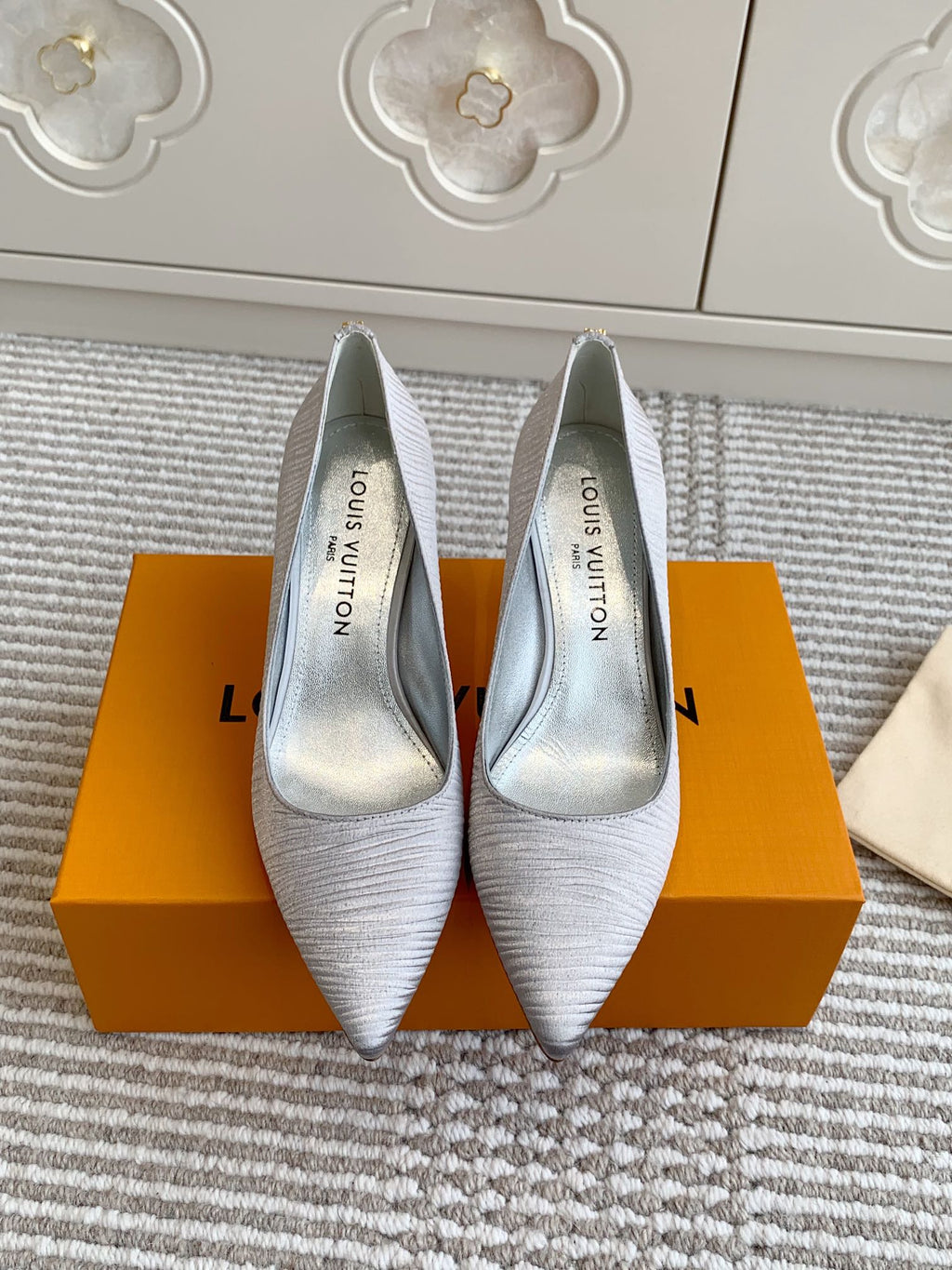 LOUIS VUITTON BLOSSOM PUMP 7 CM IN SILVER IMPORTED STRIPED SILK SATIN