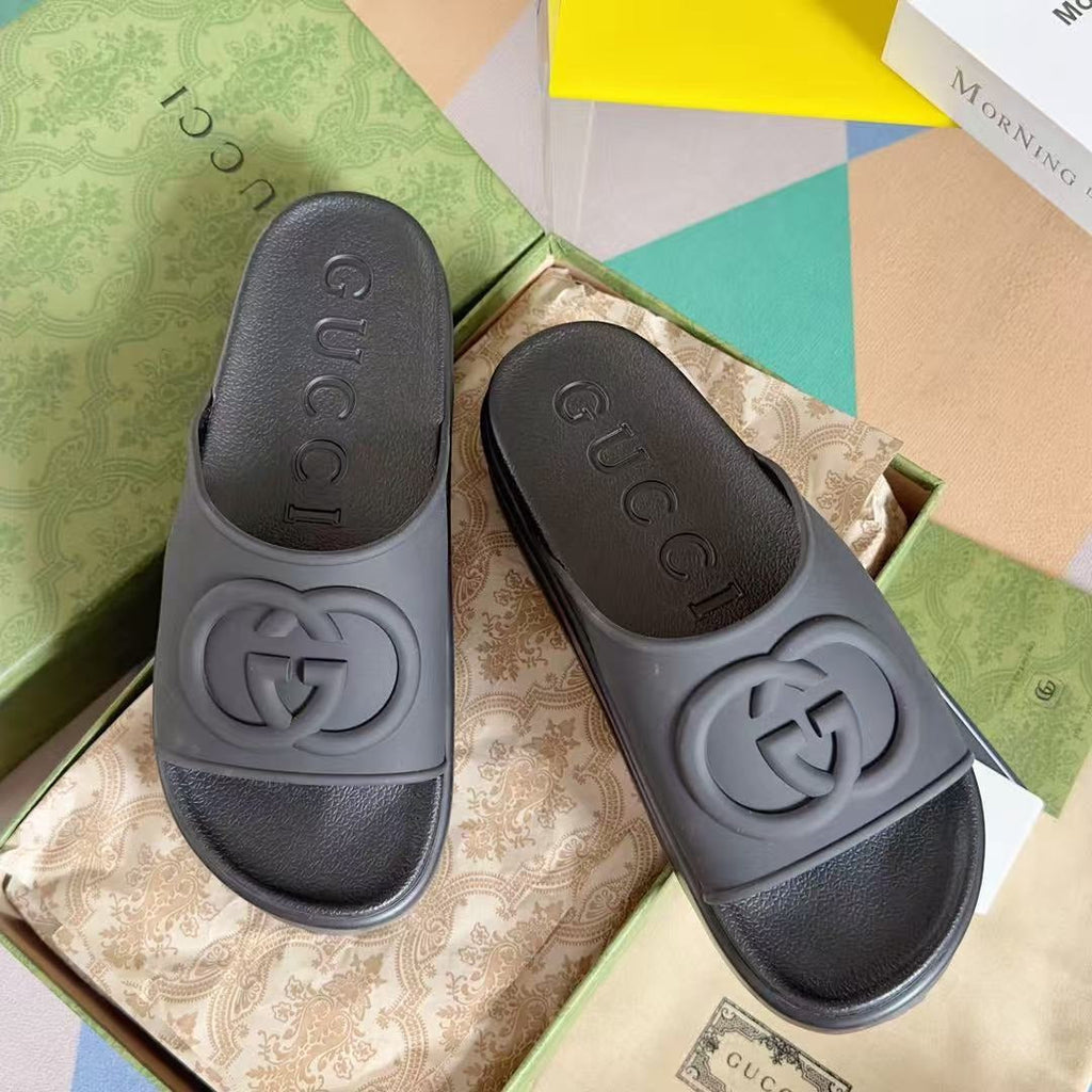 GUCCI EMBOSSED LOGO SLIDE SANDAL IN BLACK RUBBER