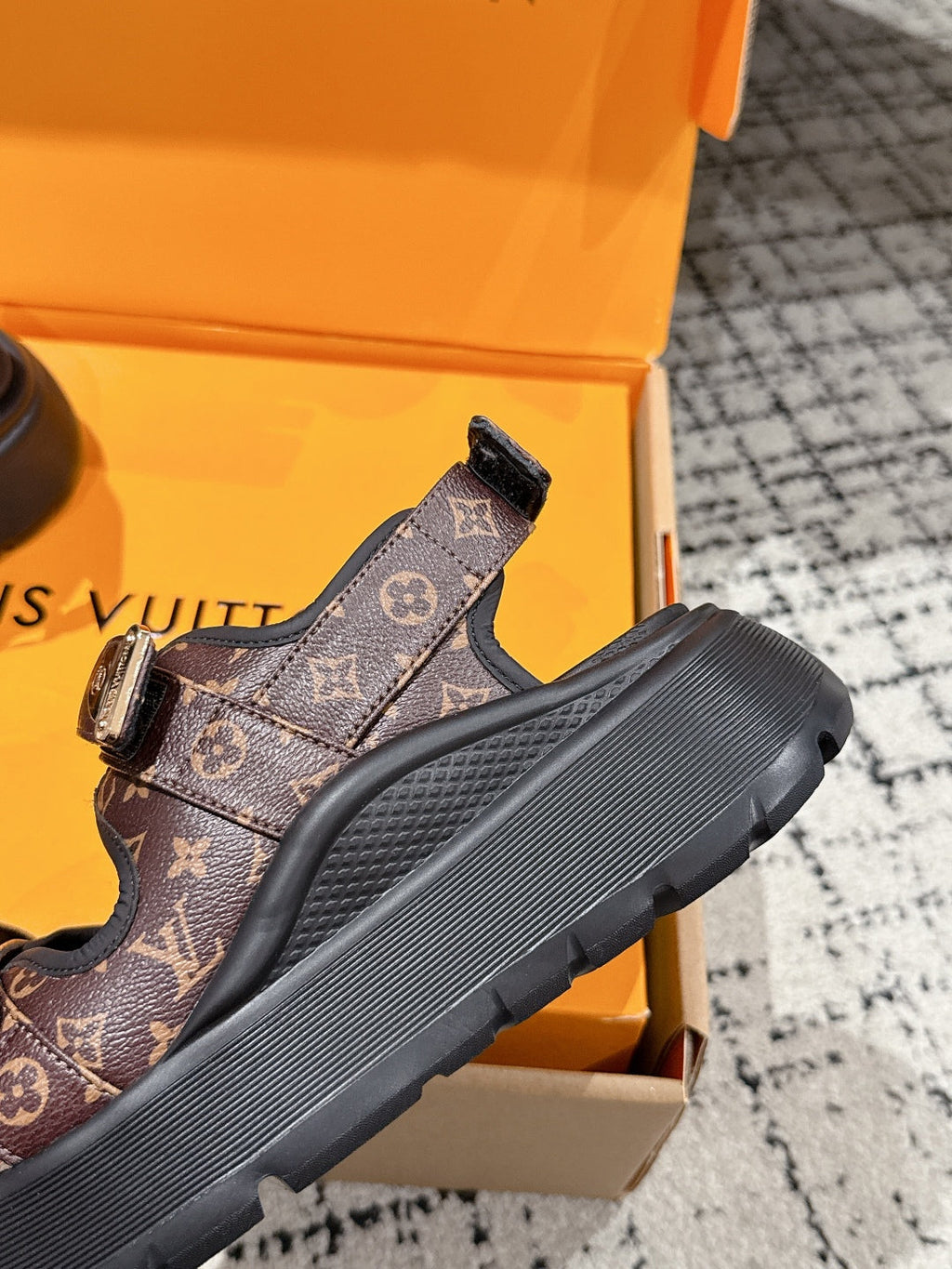 LOUIS VUITTON LV WEDGE SANDALS 25S 55 MM IN BROWN AND BLACK CALFSKIN WITH LOGO PATTERN