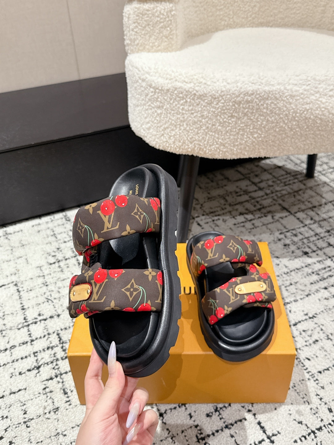 LOUIS VUITTON LV MIAMI-STYLE SANDALS 25S IN BROWN FABRIC AND BLACK CALFSKIN