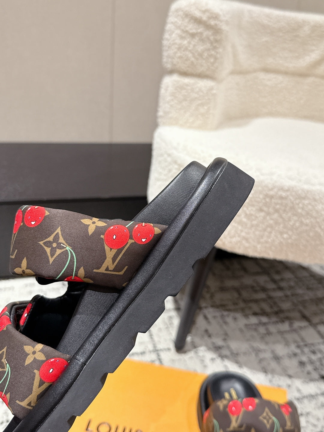 LOUIS VUITTON LV MIAMI-STYLE SANDALS 25S IN BROWN FABRIC AND BLACK CALFSKIN