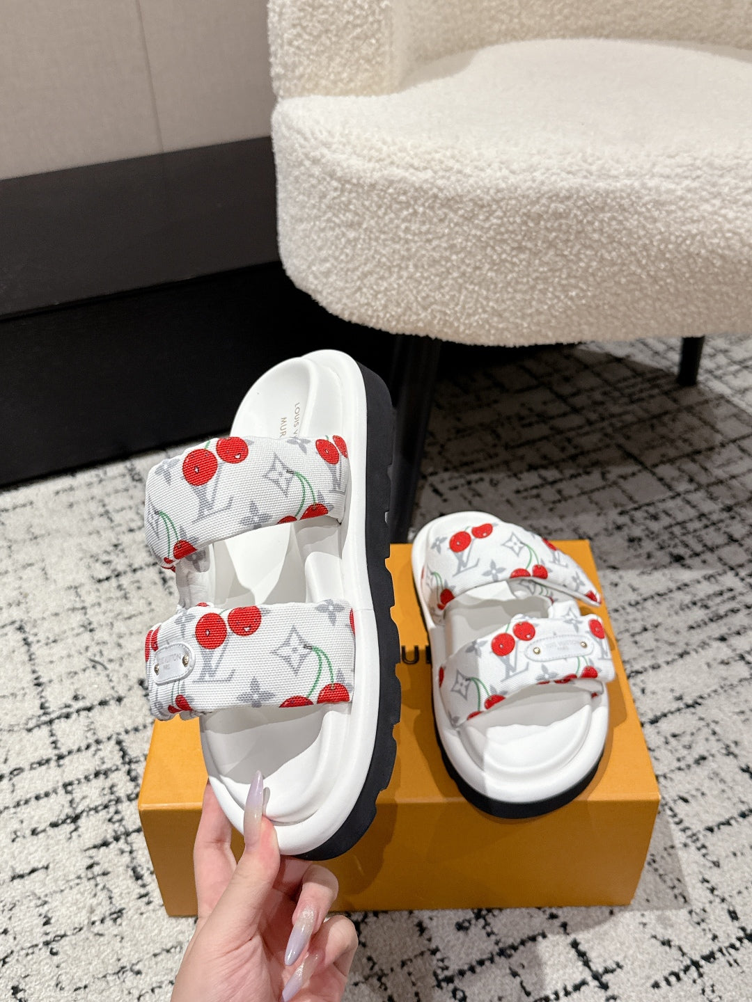 LOUIS VUITTON LV MIAMI-STYLE SANDALS 25S IN WHITE FABRIC AND CALFSKIN