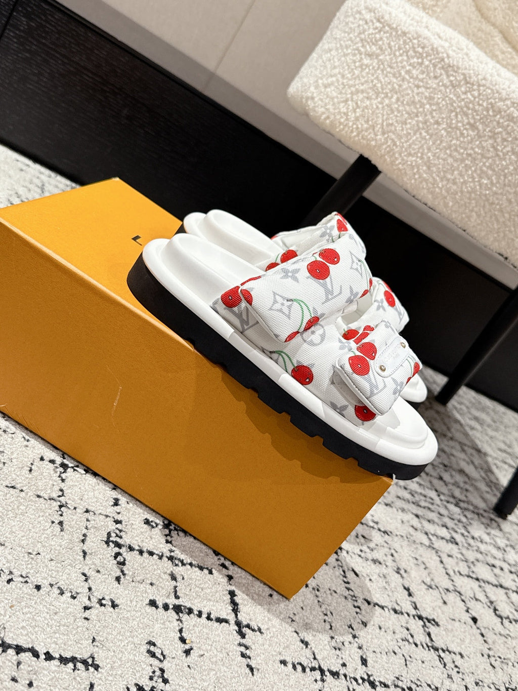LOUIS VUITTON LV MIAMI-STYLE SANDALS 25S IN WHITE FABRIC AND CALFSKIN