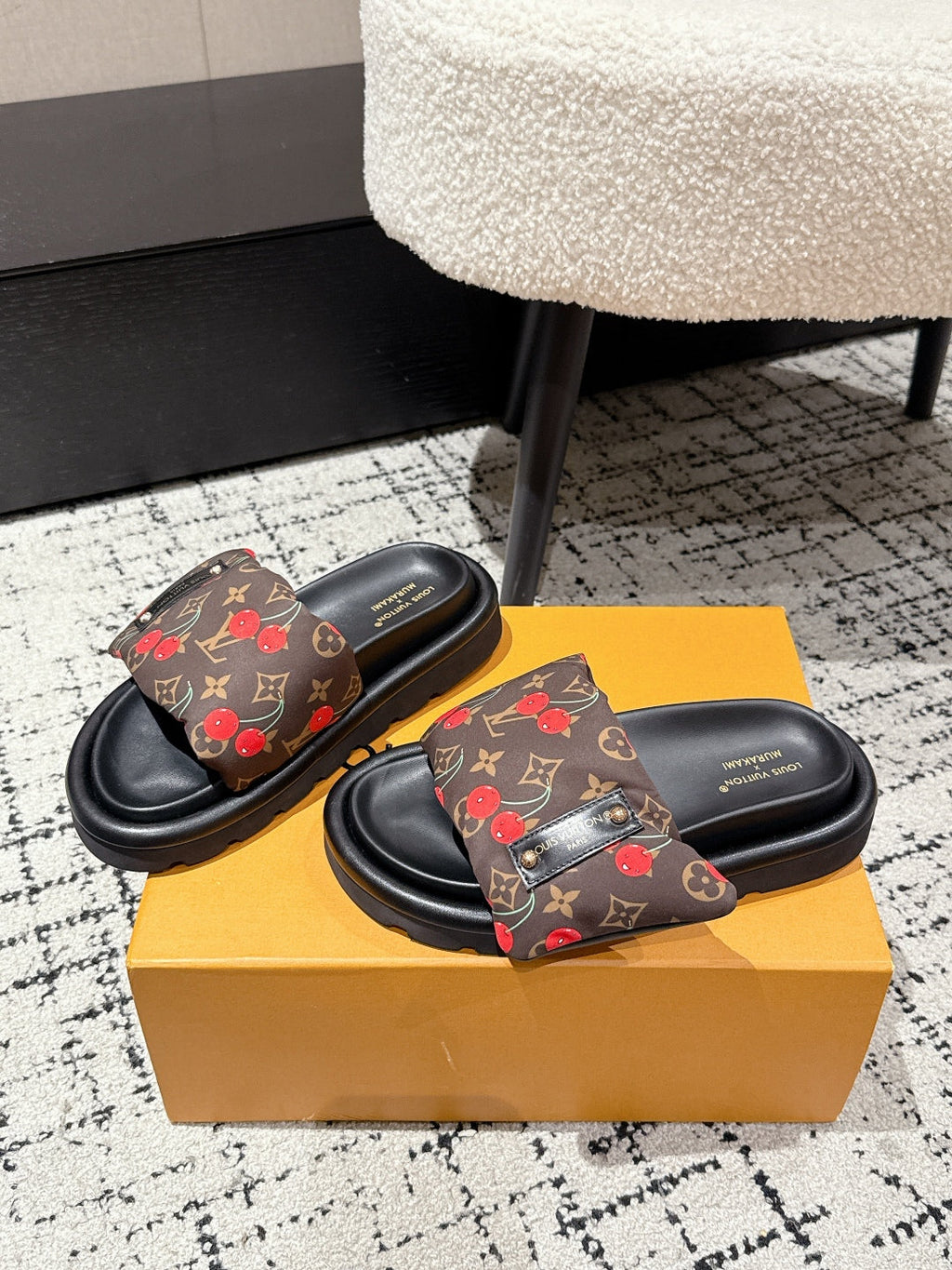 LOUIS VUITTON LV MIAMI-STYLE SANDALS 25S IN BROWN FABRIC AND BLACK CALFSKIN