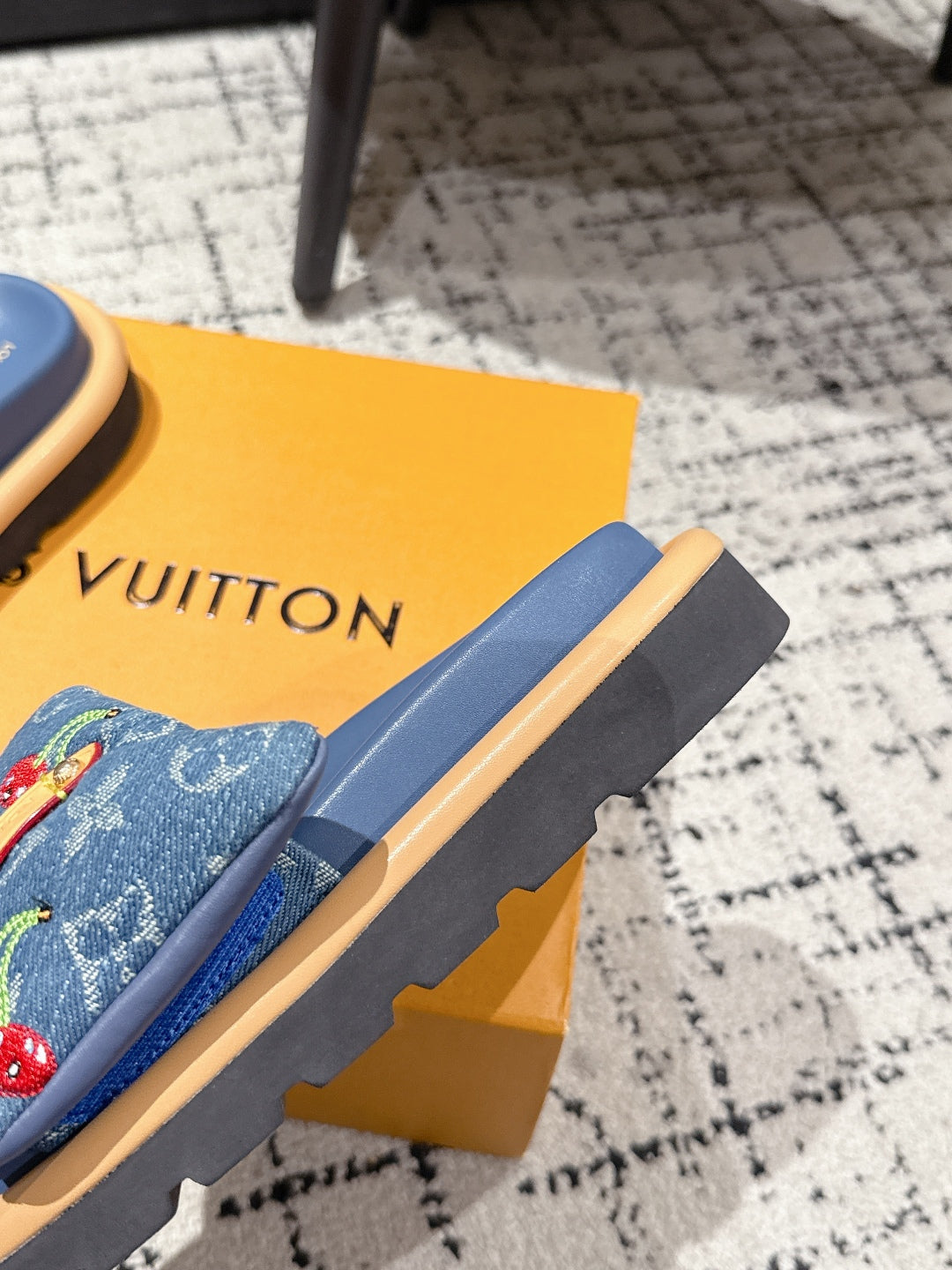 LOUIS VUITTON LV MIAMI-STYLE SANDALS 25S IN BLUE DENIM AND CALFSKIN