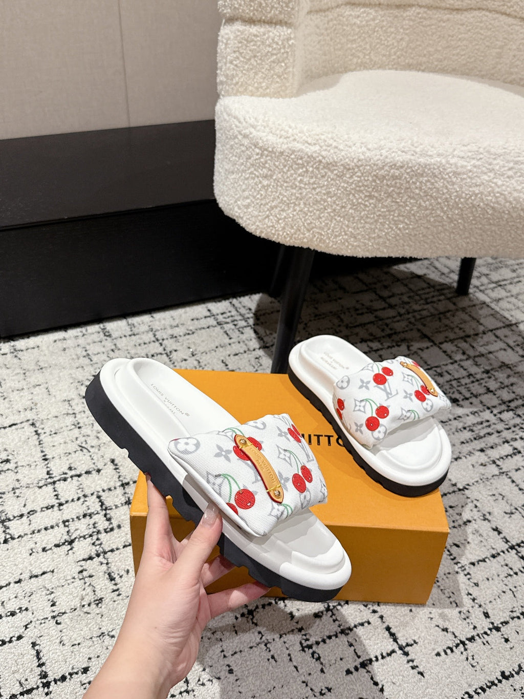LOUIS VUITTON LV MIAMI-STYLE SANDALS 25S IN WHITE FABRIC AND CALFSKIN