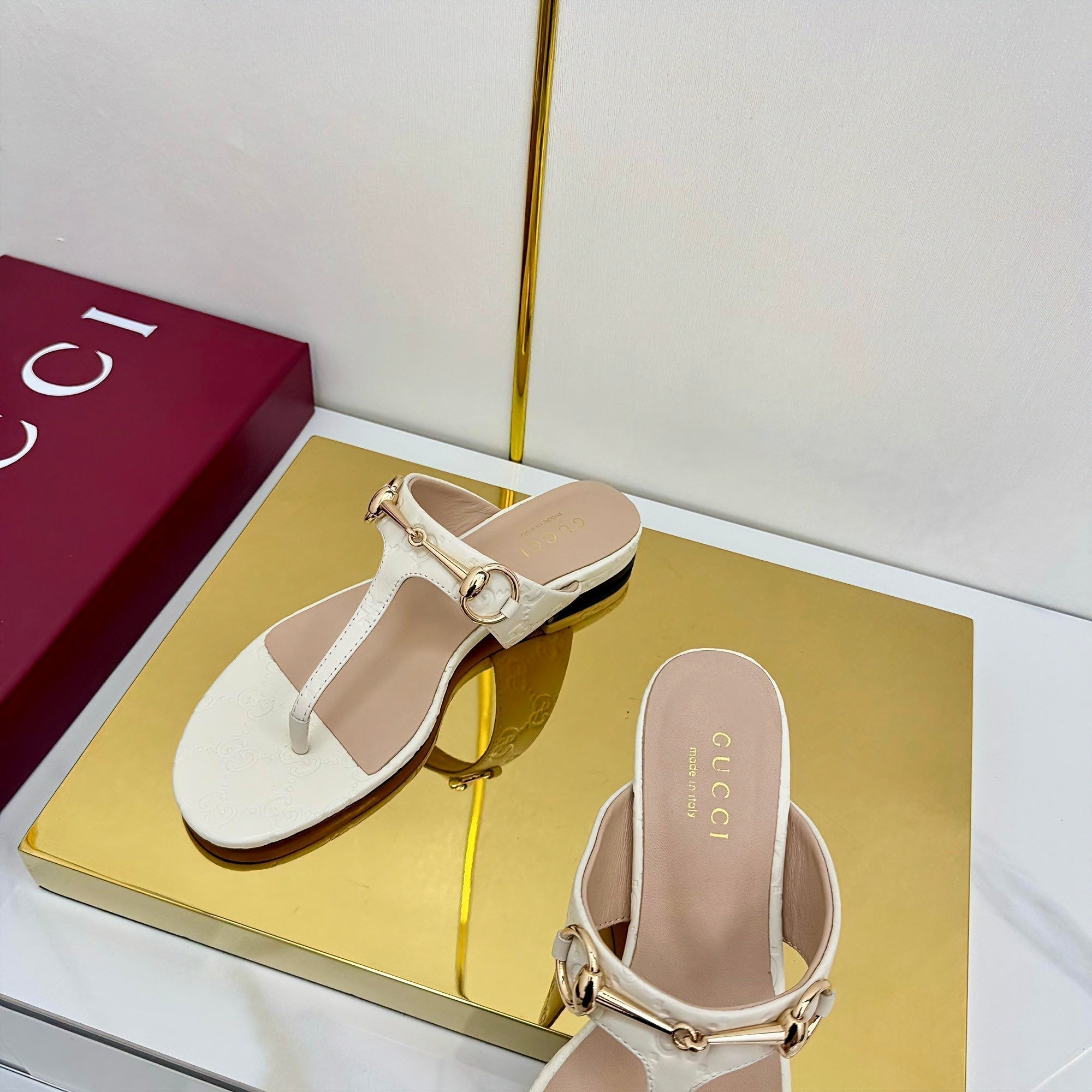 GUCCI THONG SANDALS IN CREAM WHITE LAMBSKIN PRINTED LOGO WITH GOLD HARDWARE