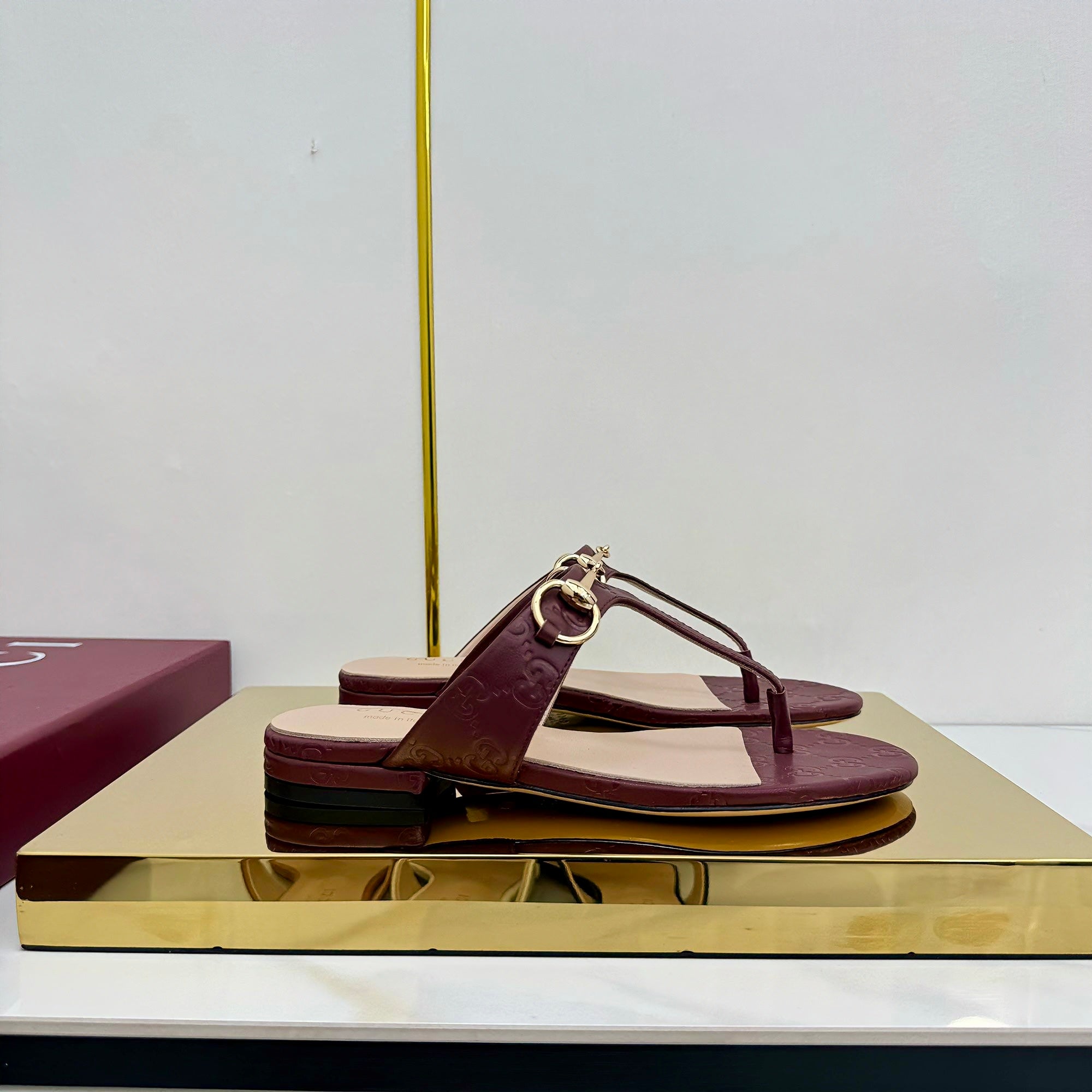 GUCCI THONG SANDALS IN RED LAMBSKIN PRINTED LOGO WITH GOLD HARDWARE