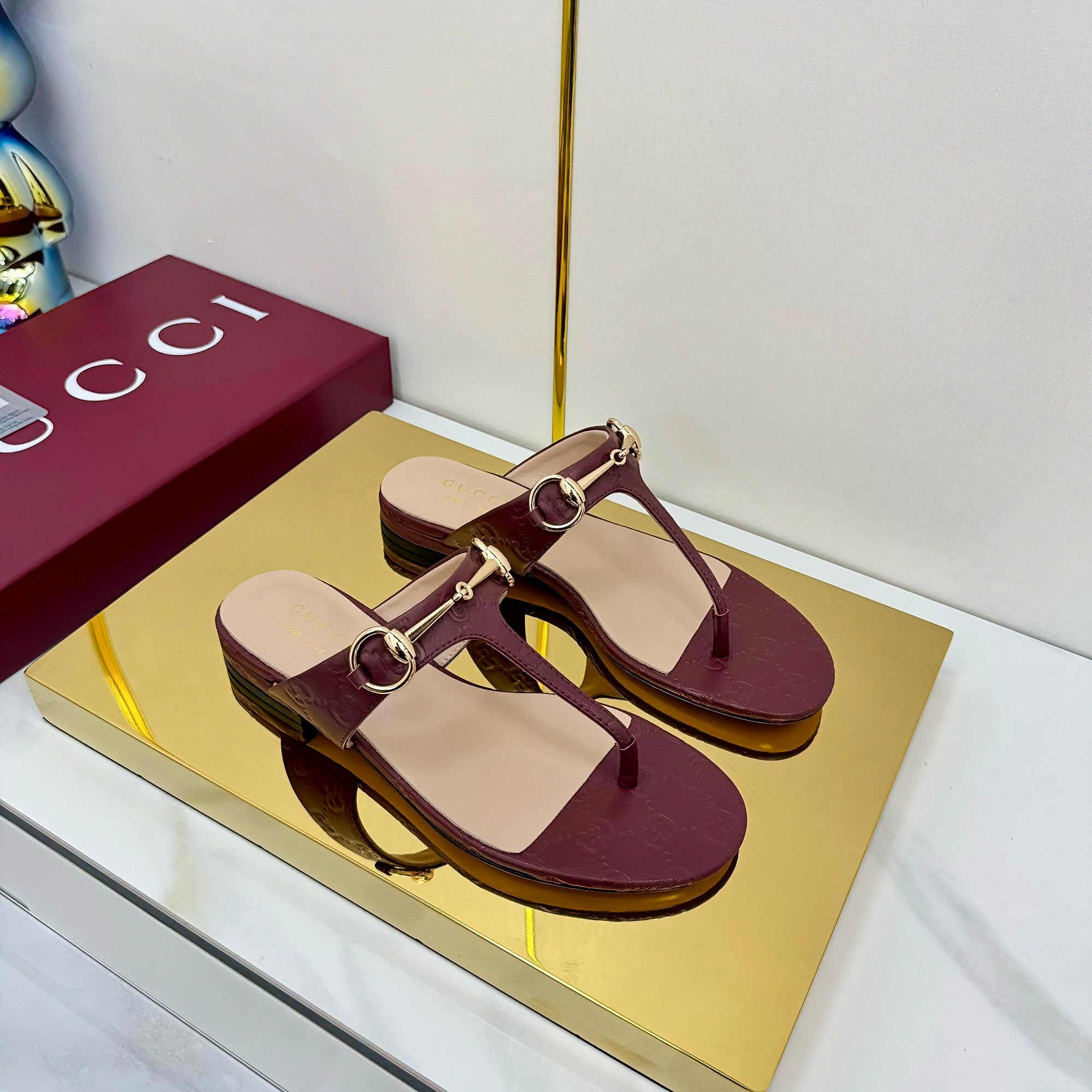 GUCCI THONG SANDALS IN RED LAMBSKIN PRINTED LOGO WITH GOLD HARDWARE
