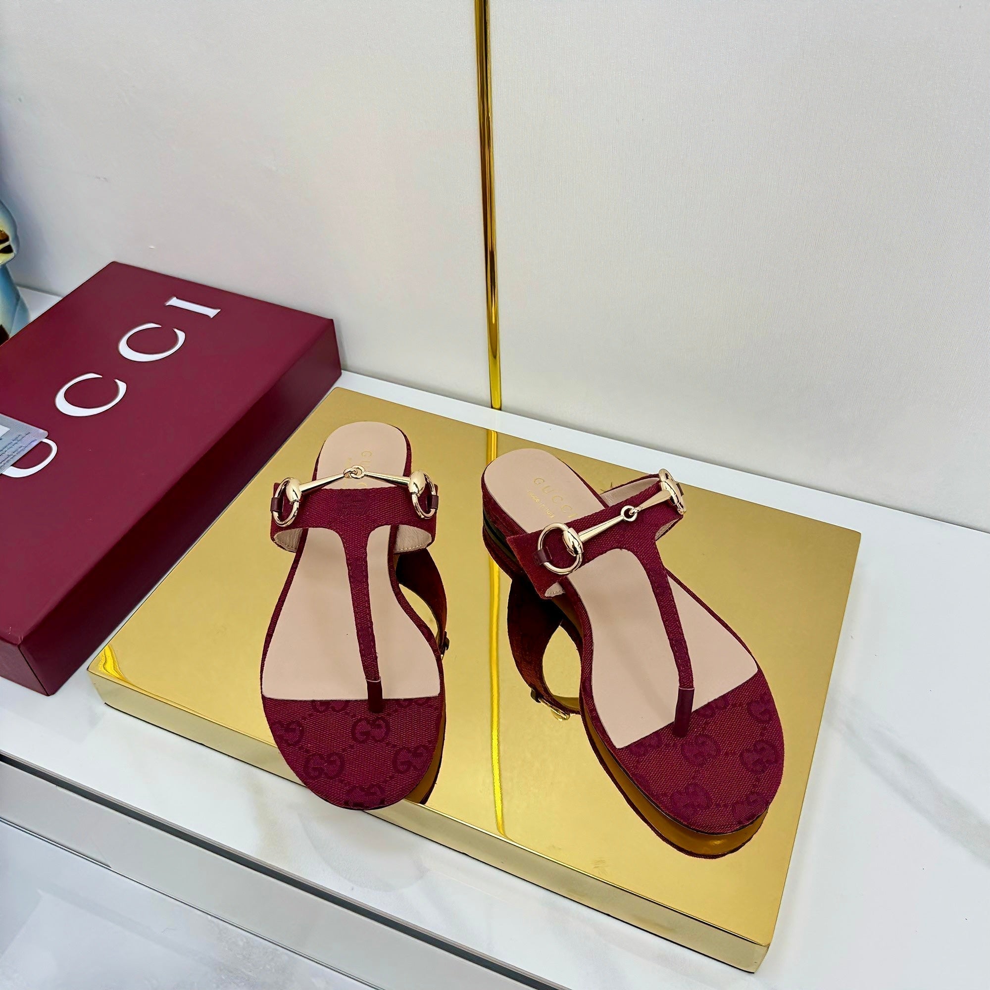 GUCCI THONG SANDALS IN RED FABRIC PRINTED LOGO WITH GOLD HARDWARE